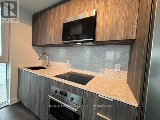15 Skyridge Drive, Brampton, ON - Indoor Photo Showing Kitchen