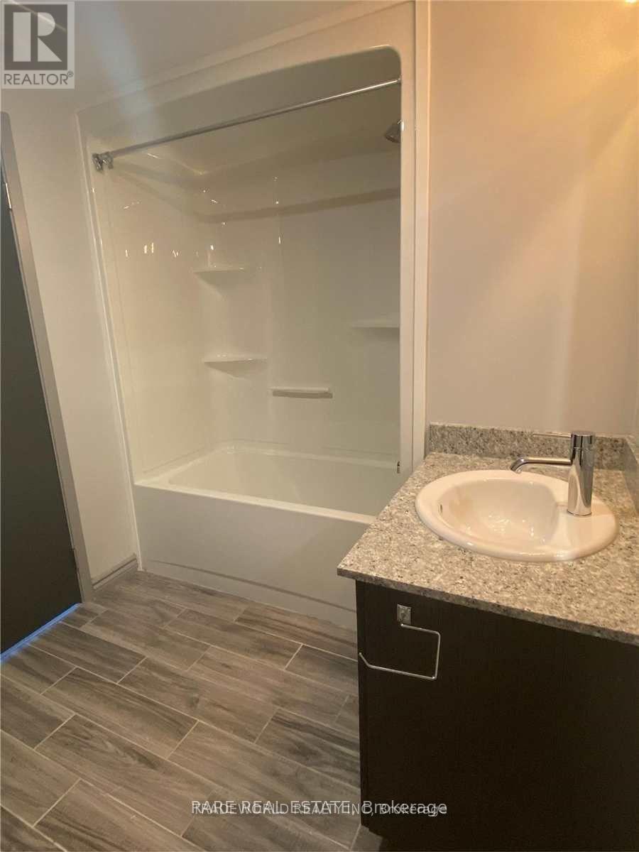 B411 - 275 Larch Street, Waterloo, ON - Indoor Photo Showing Bathroom