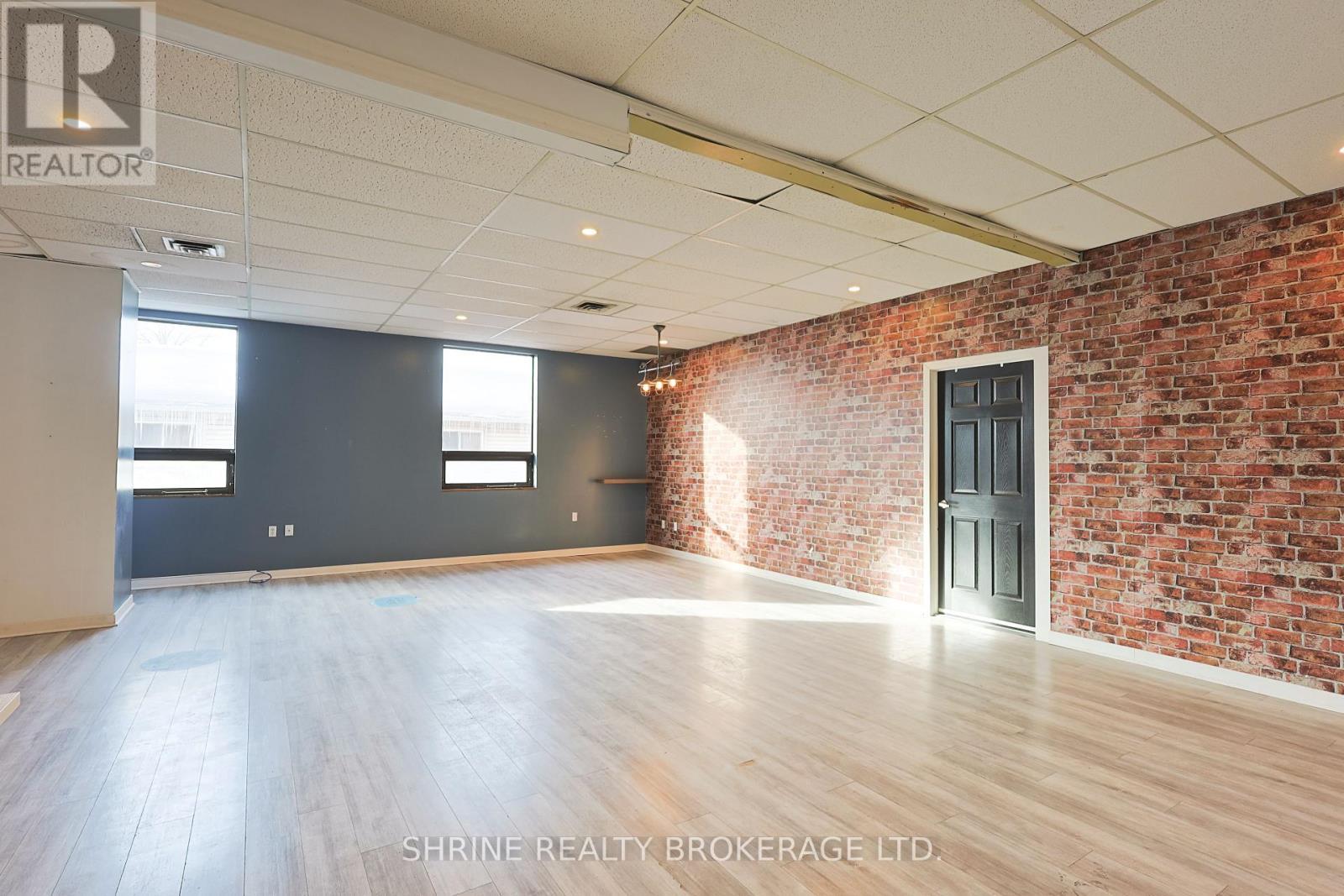 Upper - 134 Commissioners Road W, London South (South O), ON