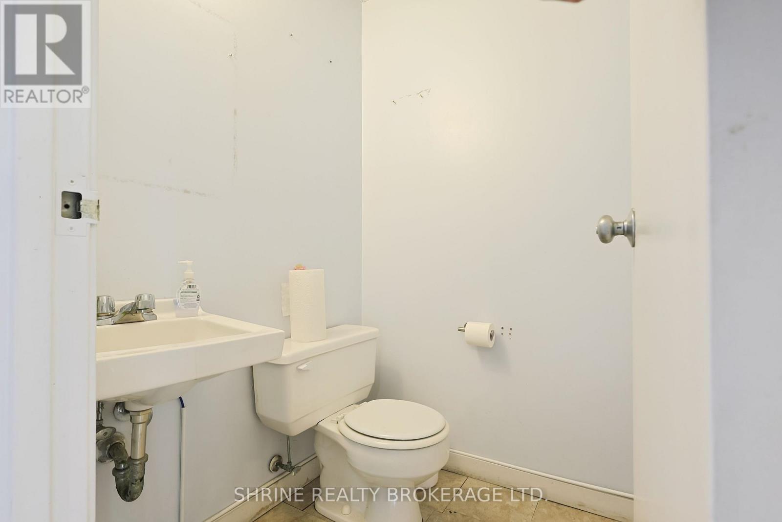 Upper - 134 Commissioners Road W, London South (South O), ON