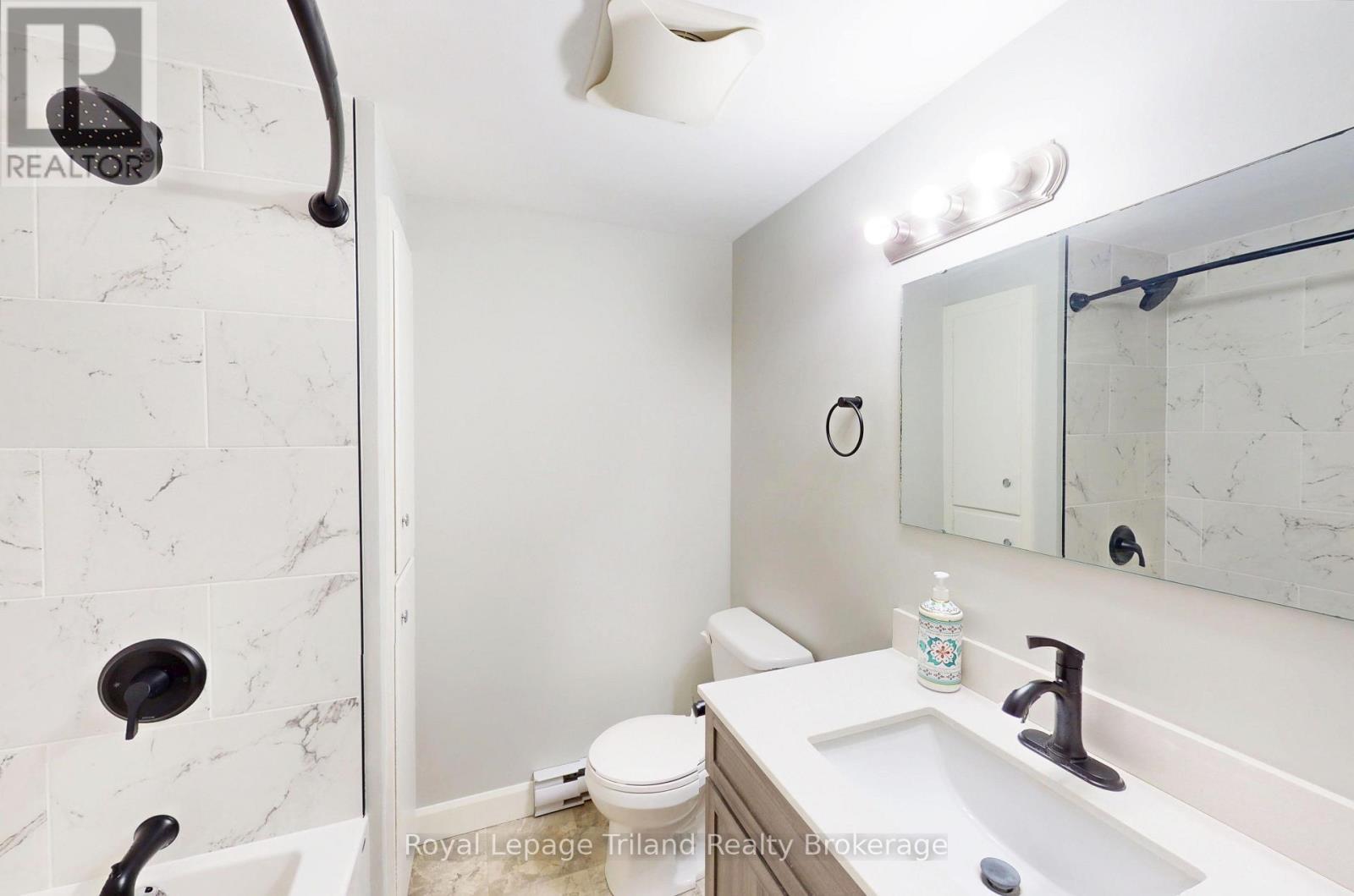 653 Northdale Drive, Woodstock (Woodstock - North), ON - Indoor Photo Showing Bathroom