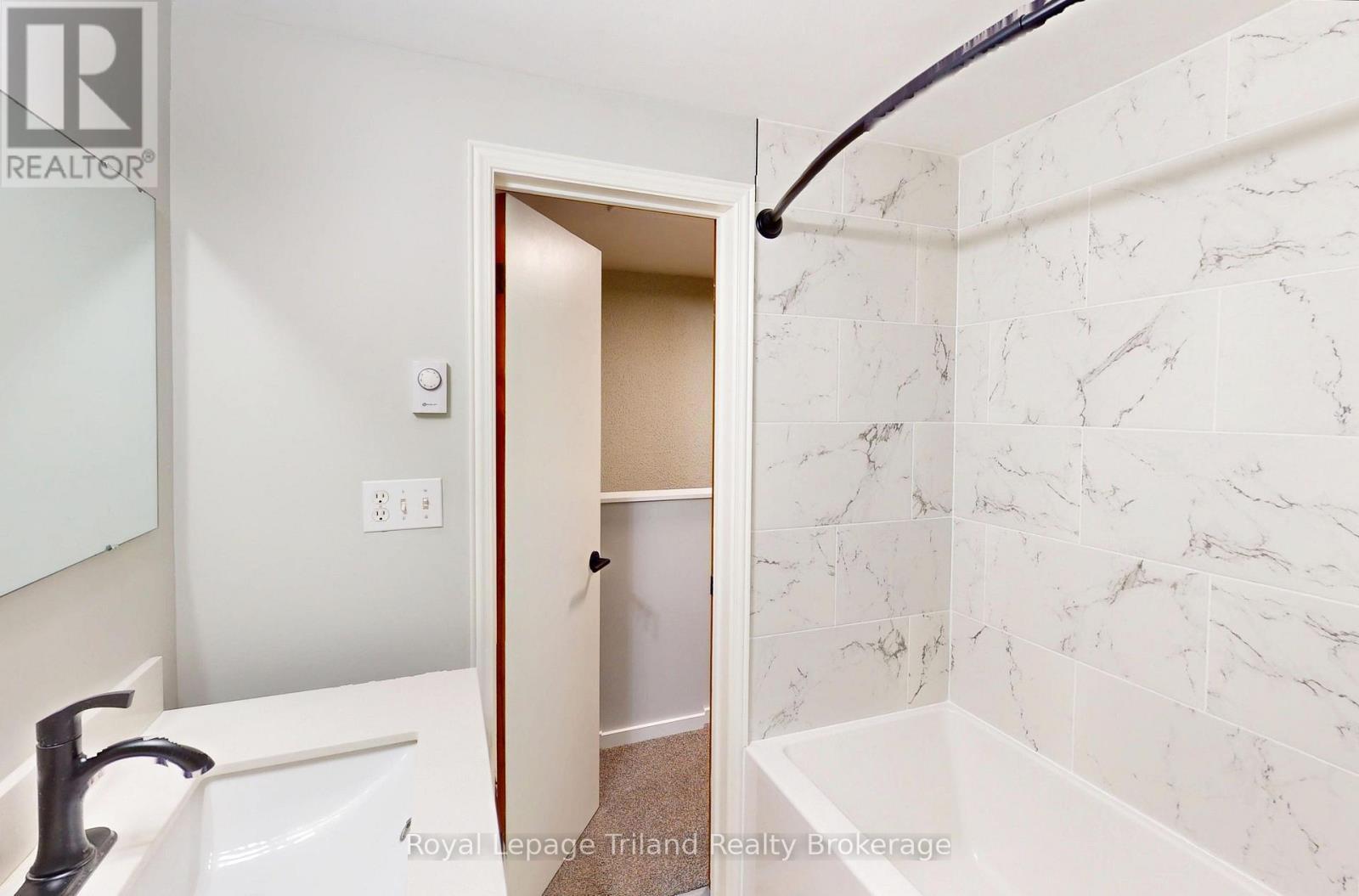 653 Northdale Drive, Woodstock (Woodstock - North), ON - Indoor Photo Showing Bathroom