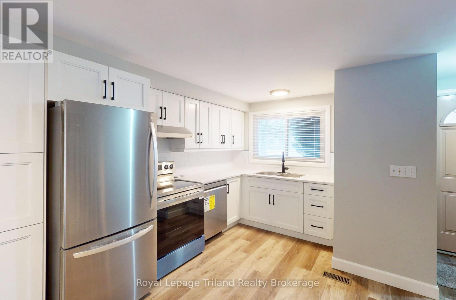 653 Northdale Drive, Woodstock (Woodstock - North), ON - Indoor Photo Showing Kitchen With Stainless Steel Kitchen