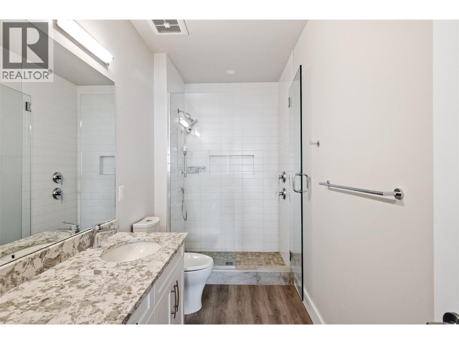 400 Vista Park Unit# 421, Penticton, BC - Indoor Photo Showing Bathroom