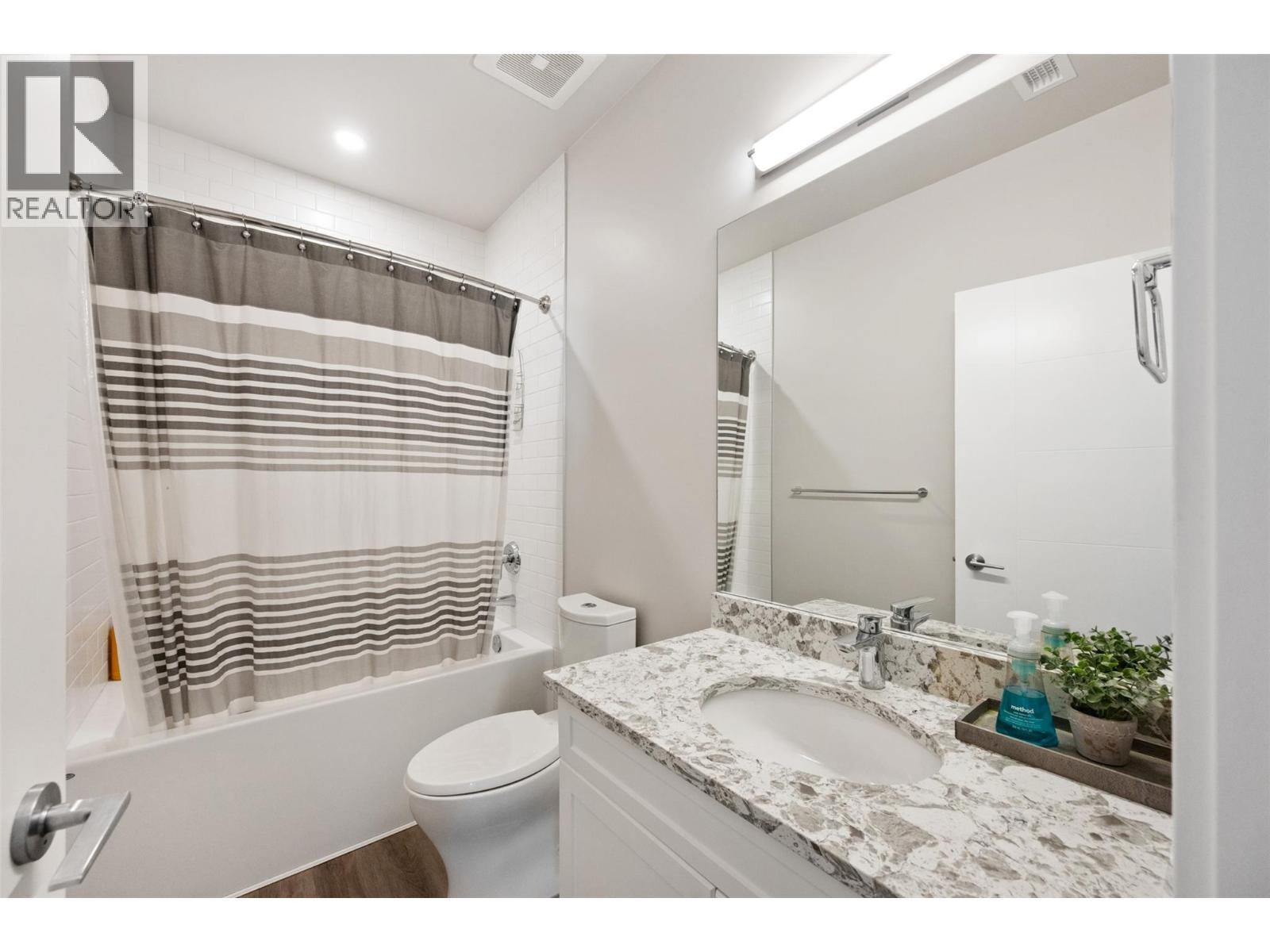 400 Vista Park Unit# 421, Penticton, BC - Indoor Photo Showing Bathroom