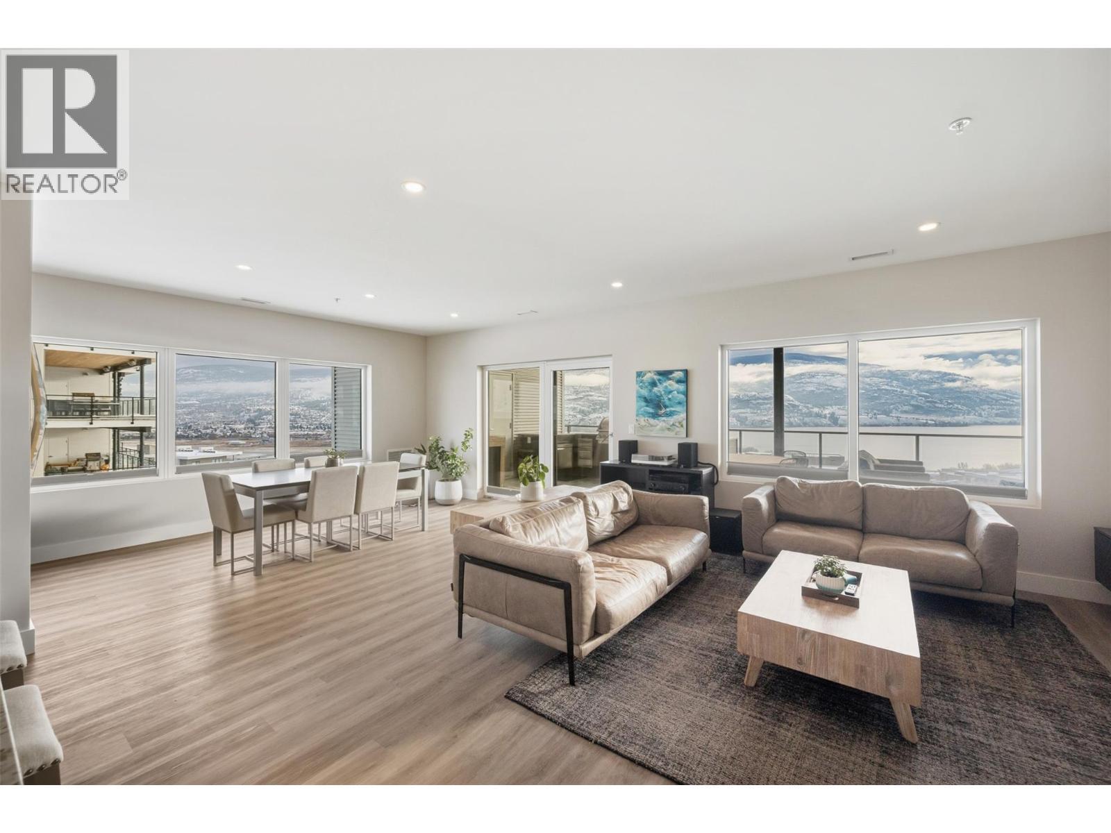 400 Vista Park Unit# 421, Penticton, BC - Indoor Photo Showing Living Room