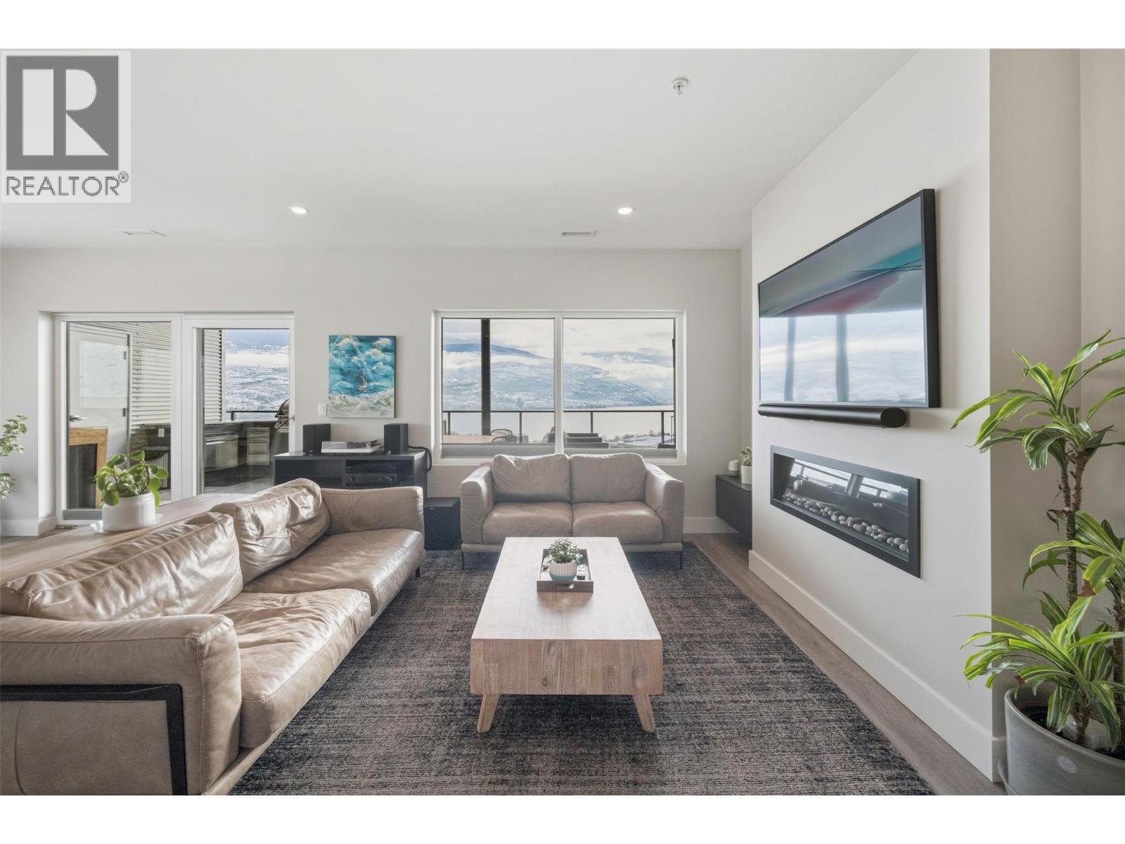 400 Vista Park Unit# 421, Penticton, BC - Indoor Photo Showing Living Room With Fireplace