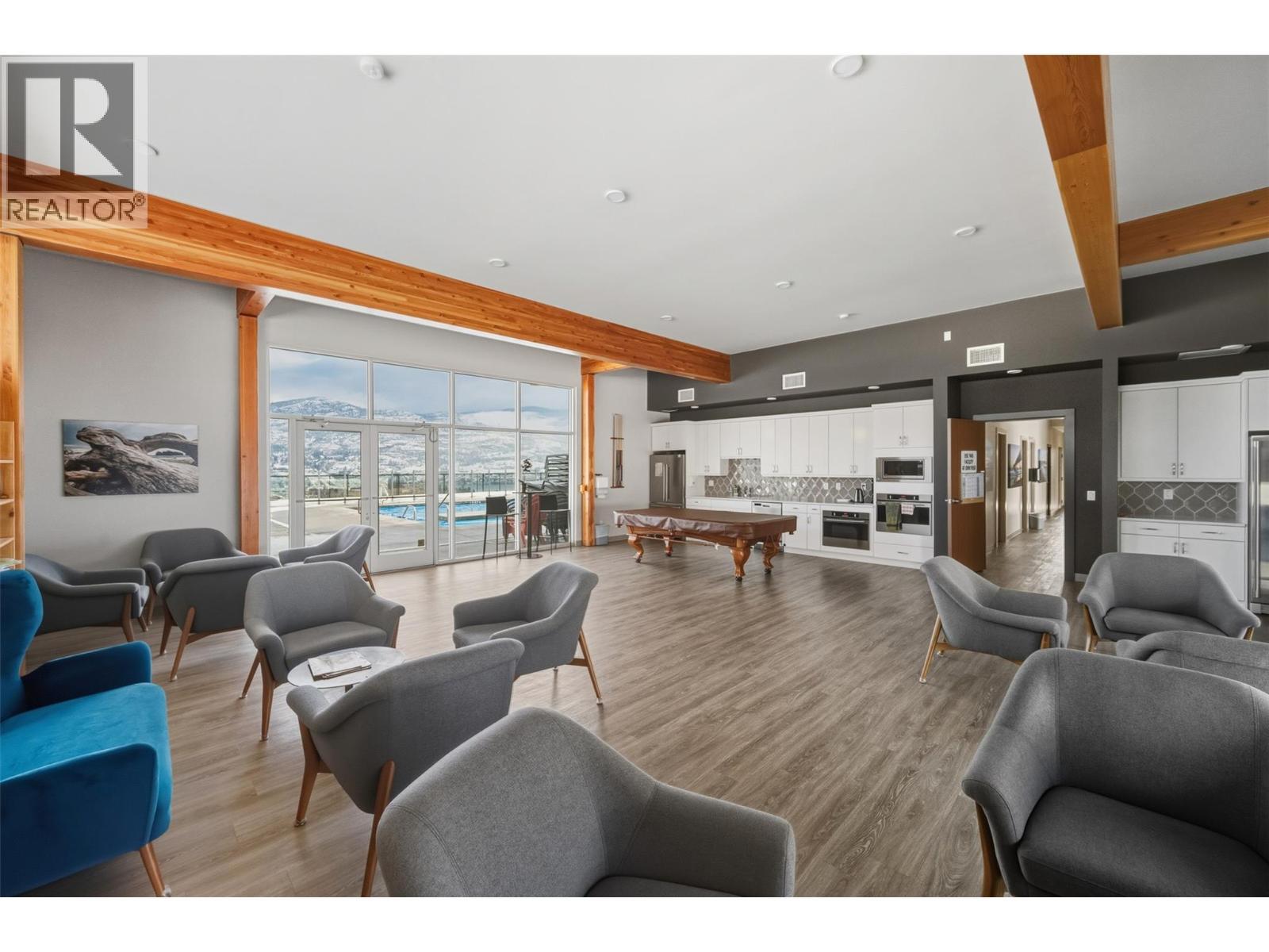 400 Vista Park Unit# 421, Penticton, BC - Indoor Photo Showing Living Room