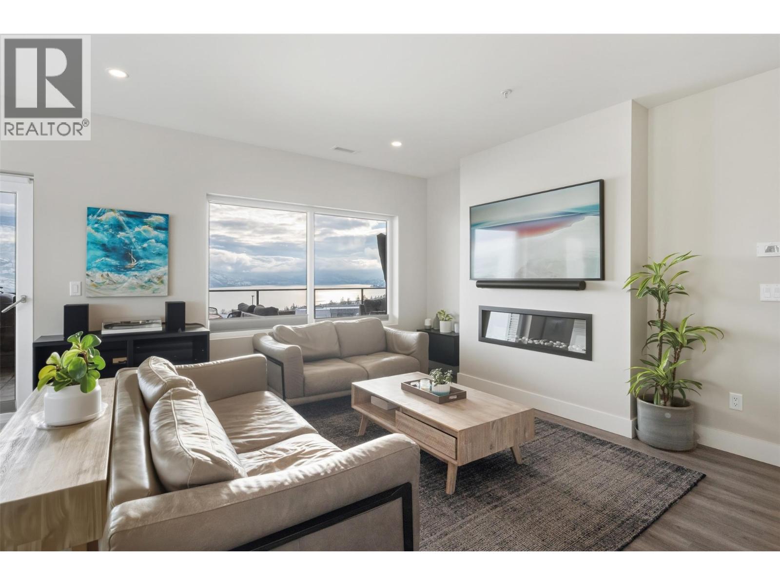 400 Vista Park Unit# 421, Penticton, BC - Indoor Photo Showing Living Room With Fireplace