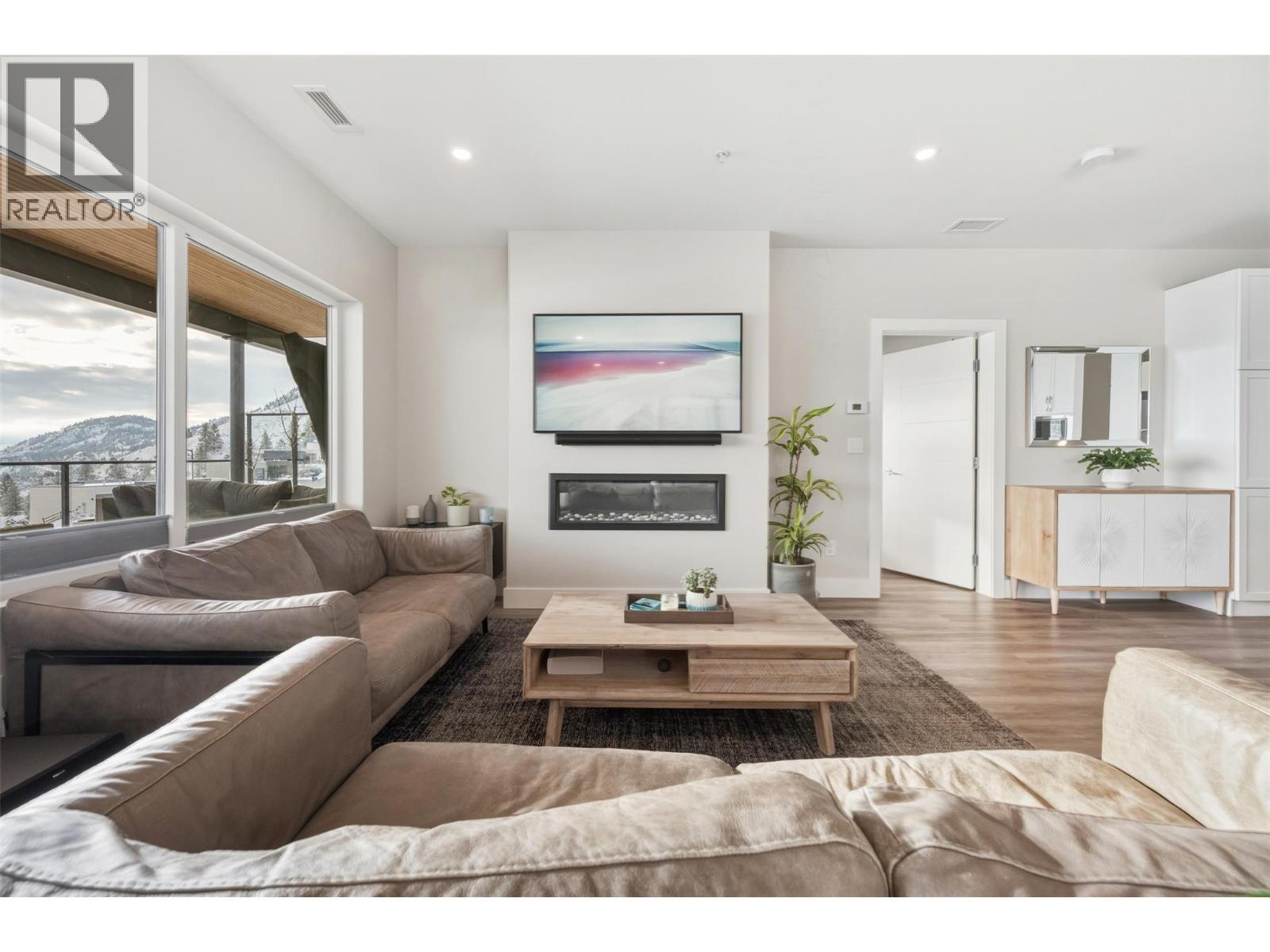 400 Vista Park Unit# 421, Penticton, BC - Indoor Photo Showing Living Room