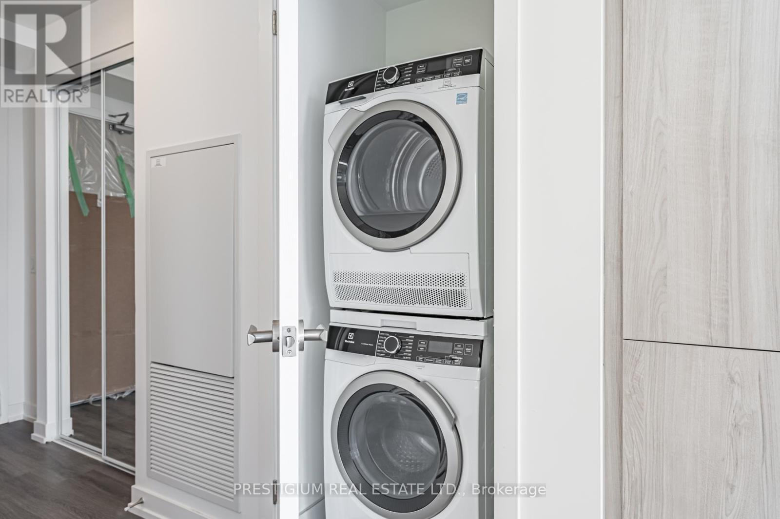 6811 - 138 Downes Street, Toronto, ON - Indoor Photo Showing Laundry Room
