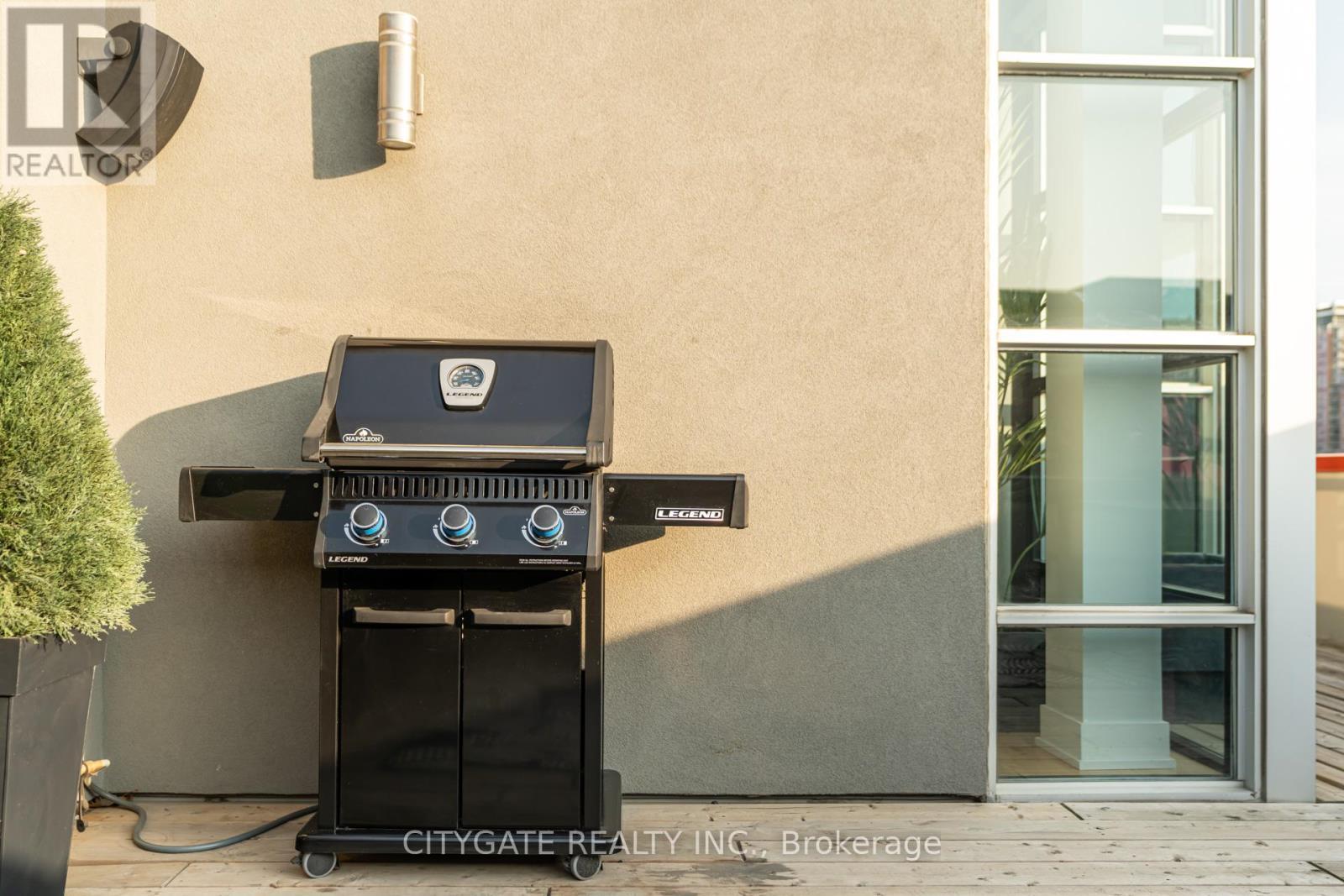 Ph507 - 915 King St W Street, Toronto, ON - With Exterior