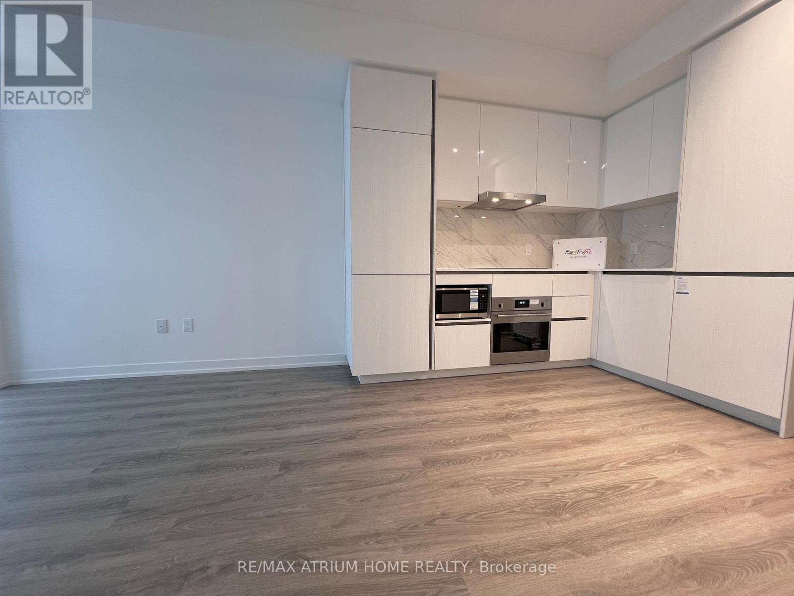 4815 - 8 Interchange Way, Vaughan, ON - Indoor Photo Showing Kitchen