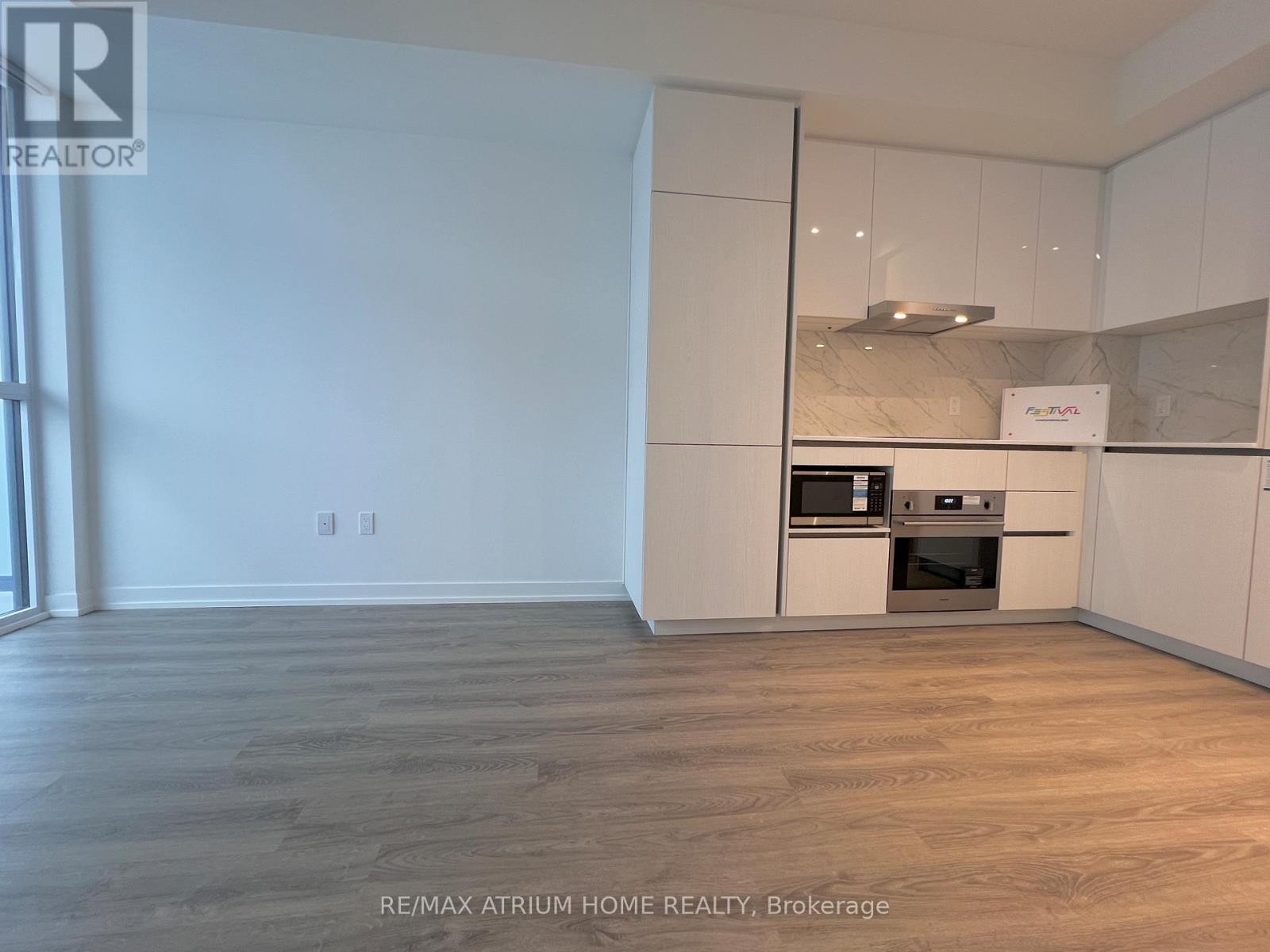 4815 - 8 Interchange Way, Vaughan, ON - Indoor Photo Showing Kitchen