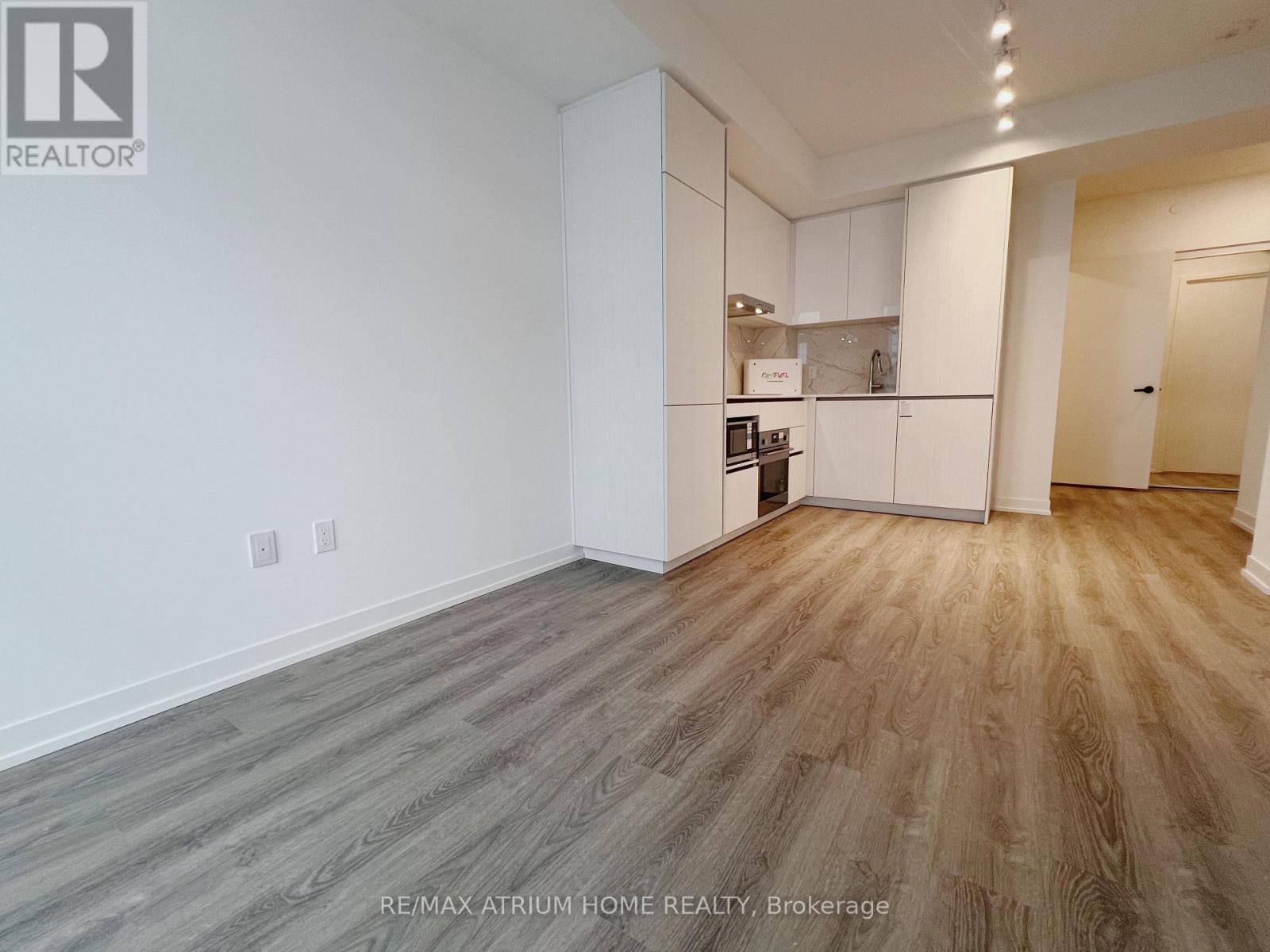 4815 - 8 Interchange Way, Vaughan, ON - Indoor Photo Showing Kitchen