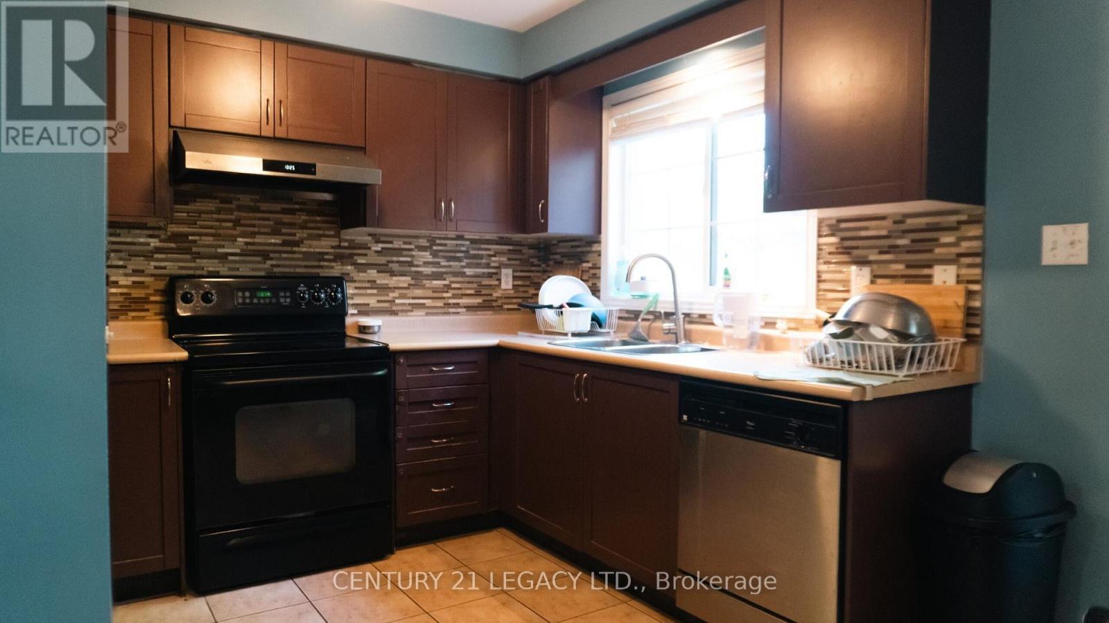 25 Revelstoke Place, Brampton, ON - Indoor Photo Showing Kitchen With Double Sink
