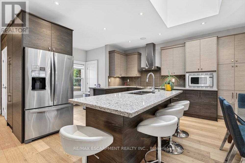 479 Bridgman Avenue, Burlington, ON - Indoor Photo Showing Kitchen With Stainless Steel Kitchen With Double Sink With Upgraded Kitchen