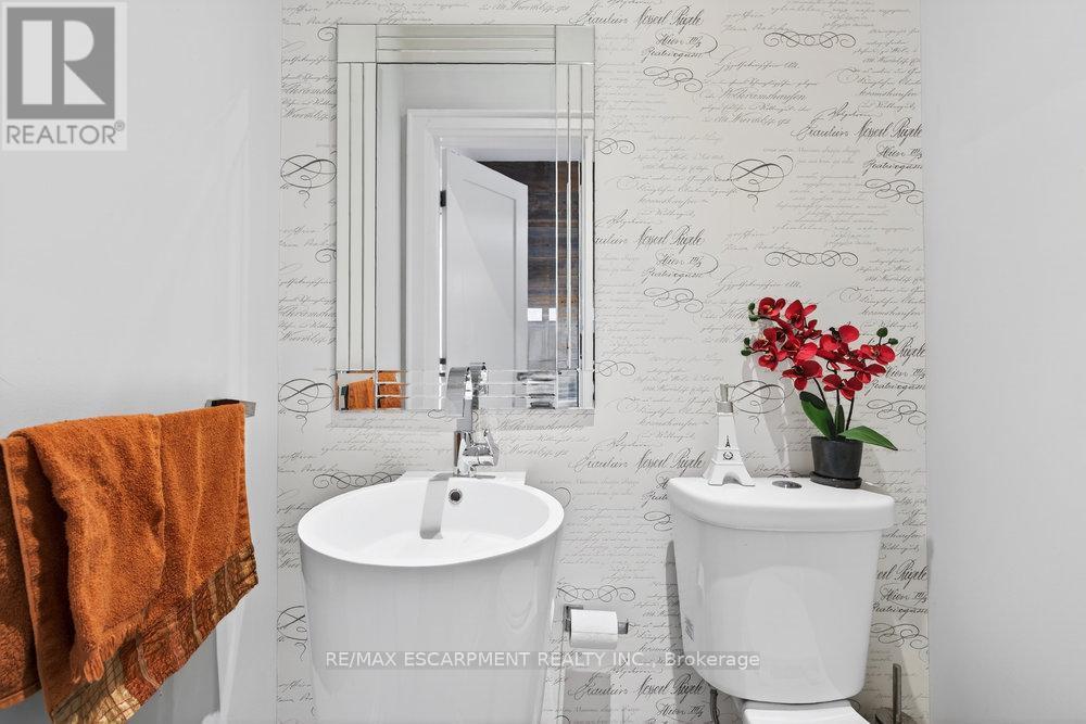 479 Bridgman Avenue, Burlington, ON - Indoor Photo Showing Bathroom