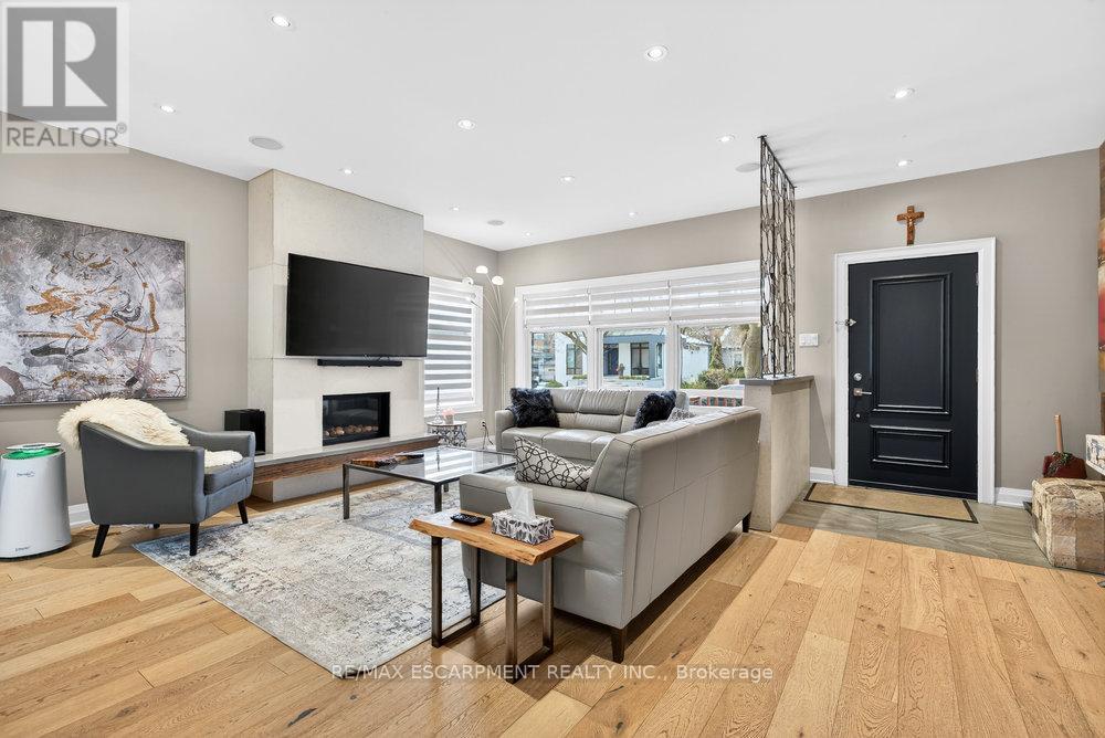 479 Bridgman Avenue, Burlington, ON - Indoor Photo Showing Living Room With Fireplace