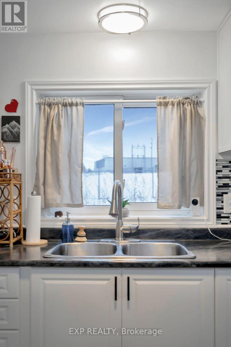 267 Station Street, Belleville (Belleville Ward), ON - Indoor Photo Showing Kitchen With Double Sink