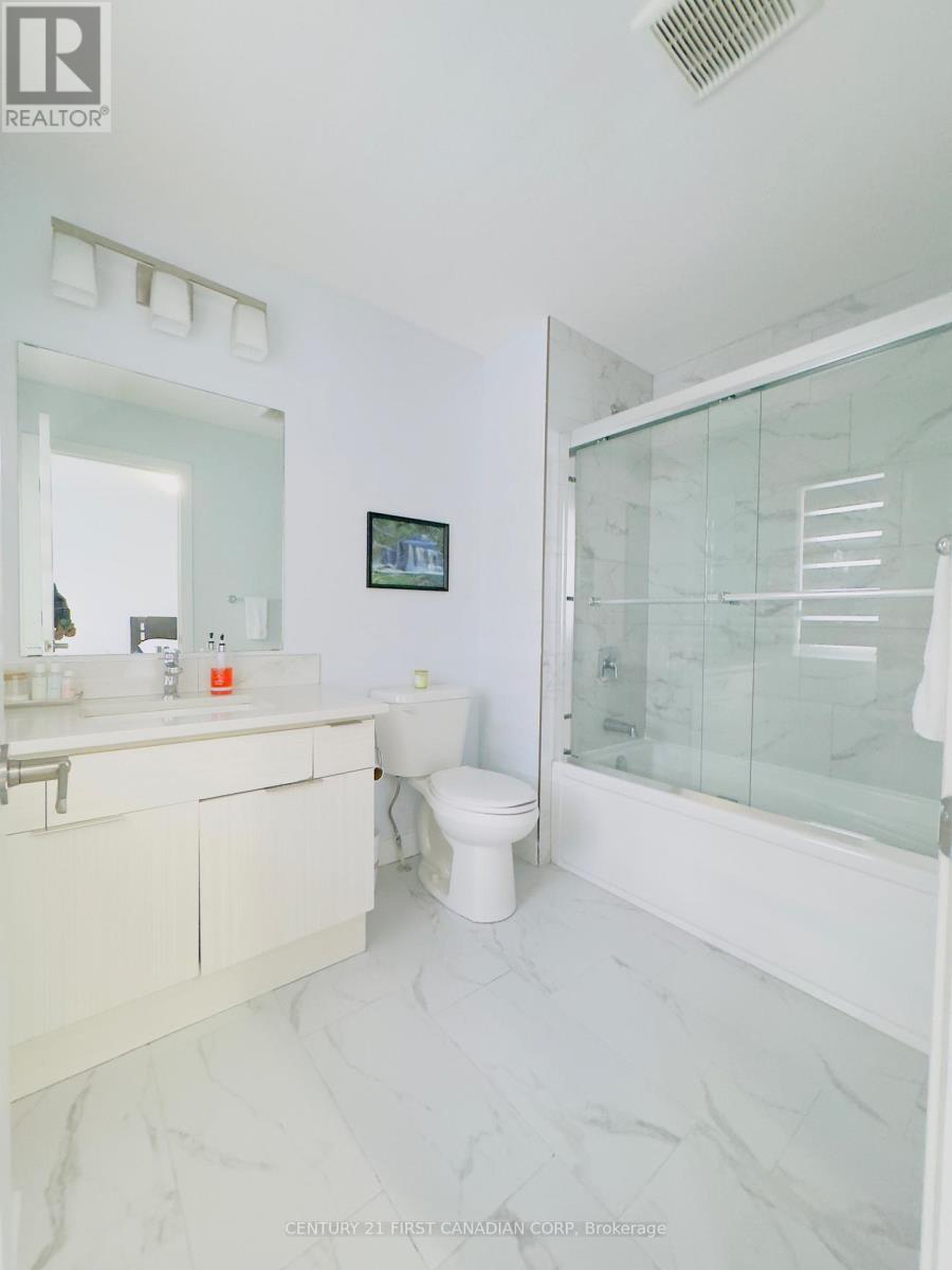 107 - 3380 Singleton Avenue, London South (South W), ON - Indoor Photo Showing Bathroom