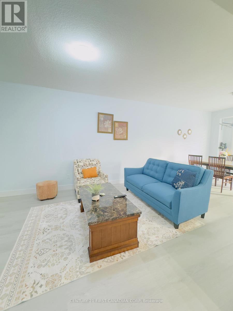 107 - 3380 Singleton Avenue, London South (South W), ON - Indoor Photo Showing Living Room