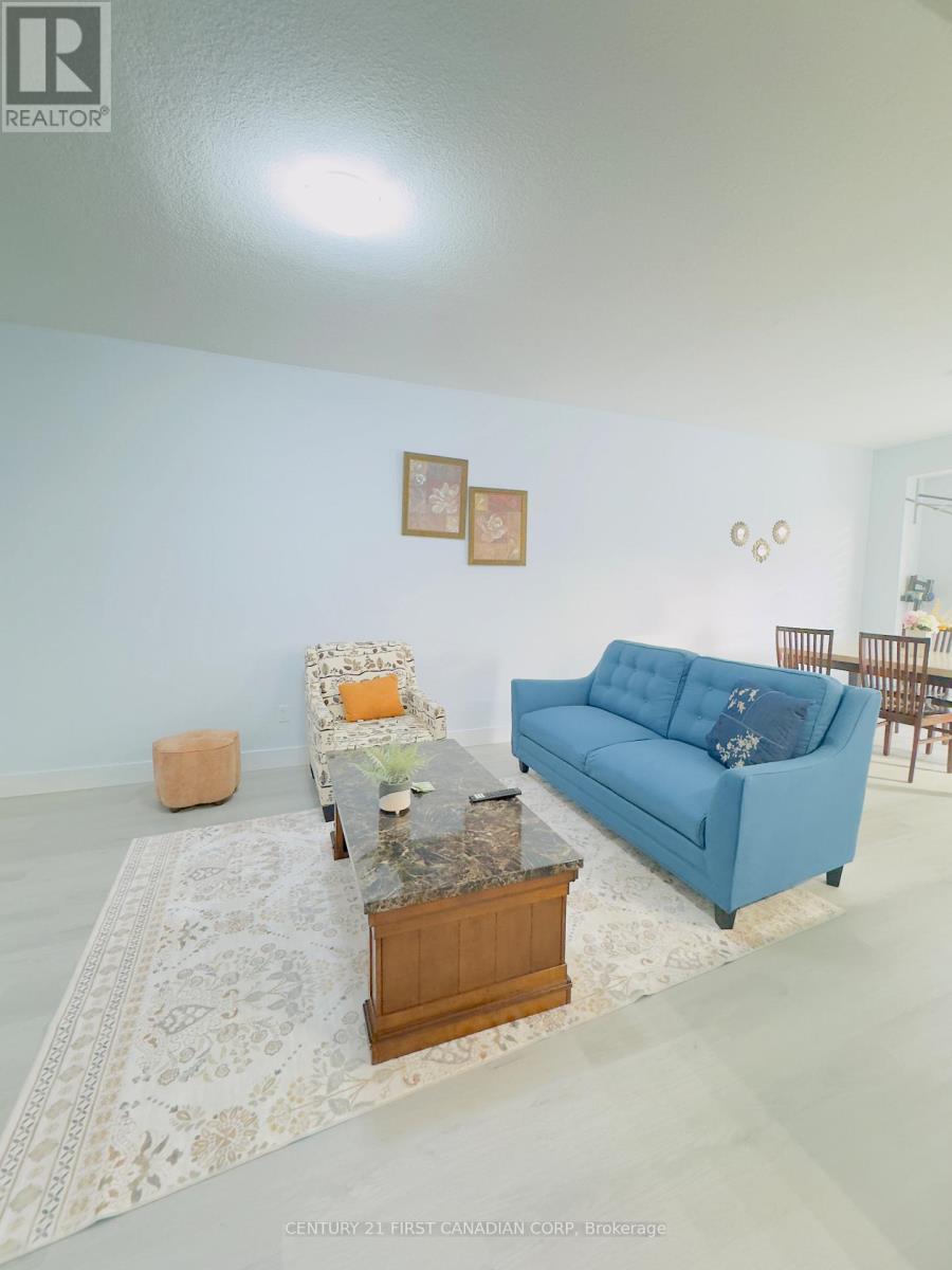 107 - 3380 Singleton Avenue, London South (South W), ON - Indoor Photo Showing Living Room