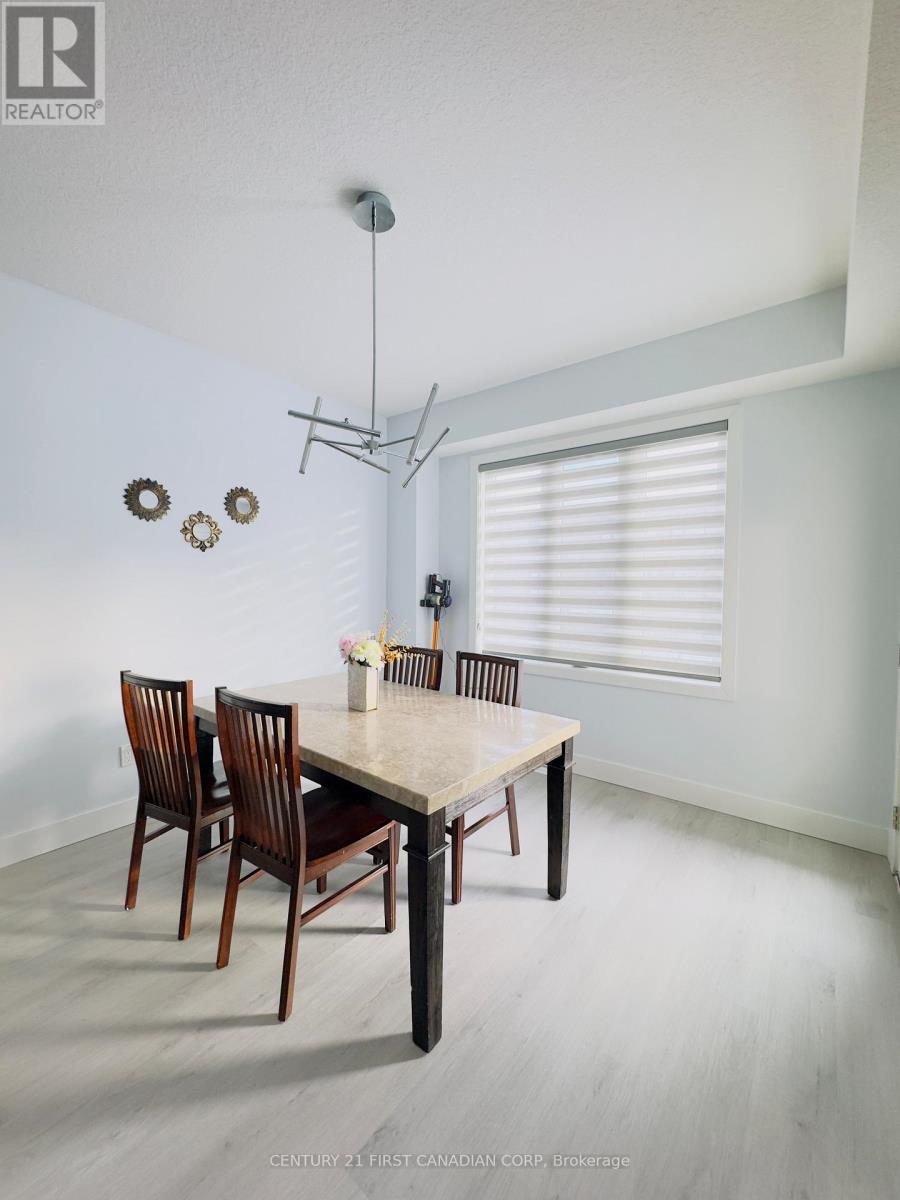107 - 3380 Singleton Avenue, London South (South W), ON - Indoor Photo Showing Dining Room