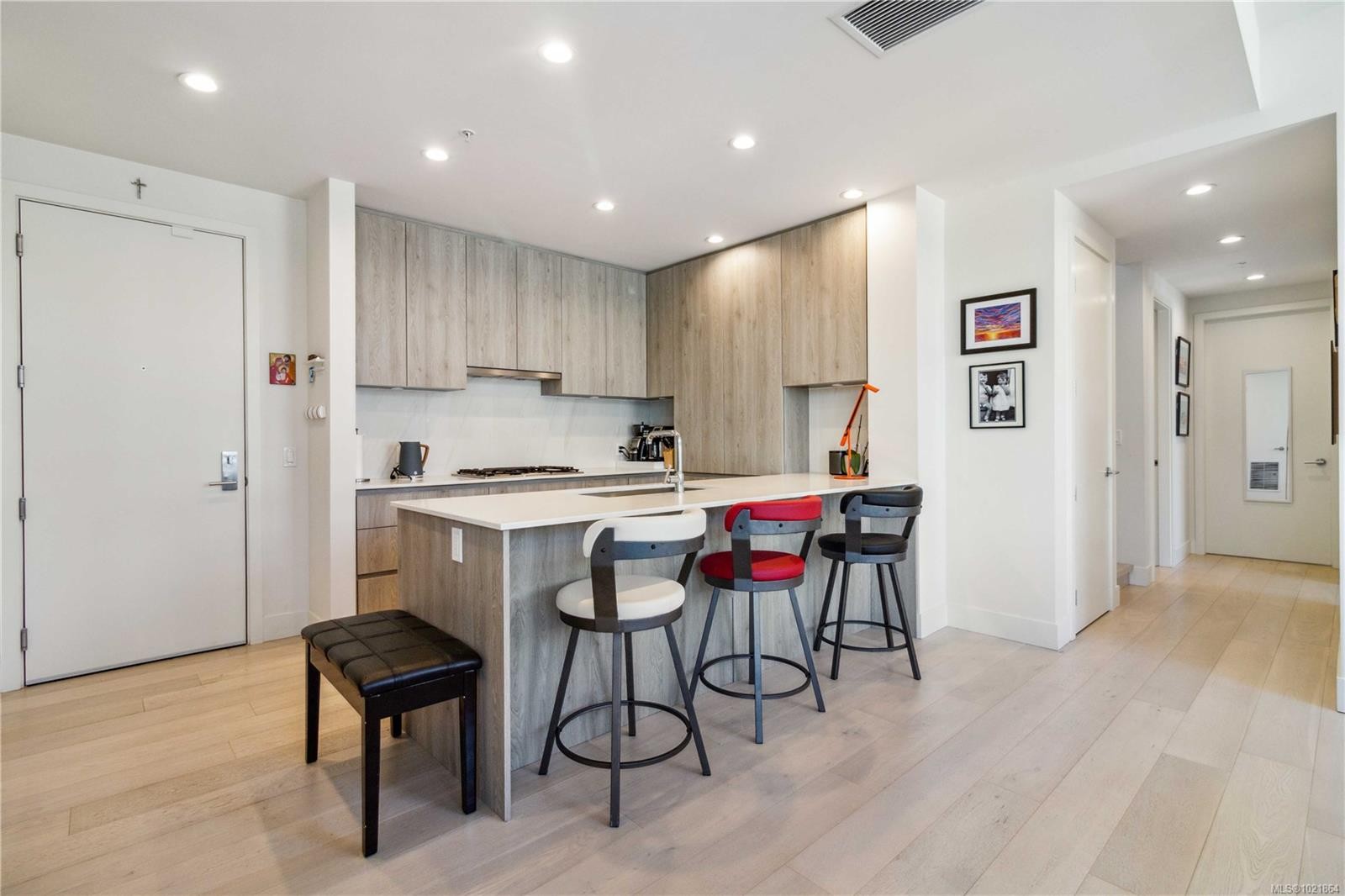 601-501 Park Pl, Esquimalt, BC - Indoor Photo Showing Kitchen