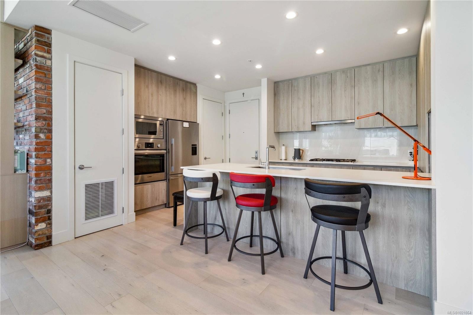 601-501 Park Pl, Esquimalt, BC - Indoor Photo Showing Kitchen With Upgraded Kitchen