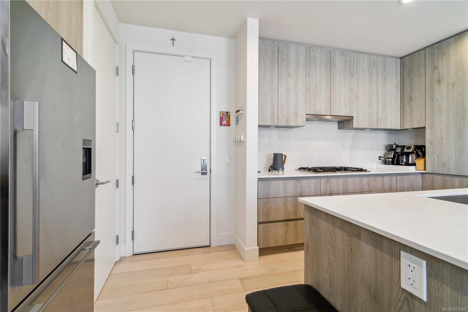 601-501 Park Pl, Esquimalt, BC - Indoor Photo Showing Kitchen