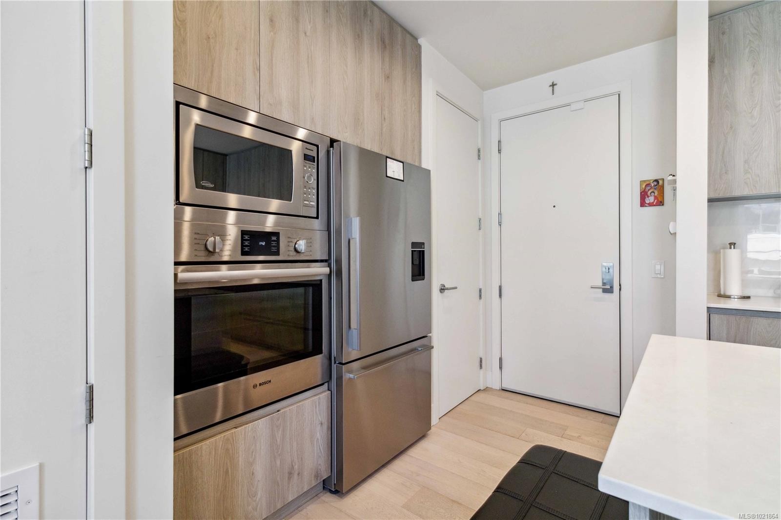 601-501 Park Pl, Esquimalt, BC - Indoor Photo Showing Kitchen