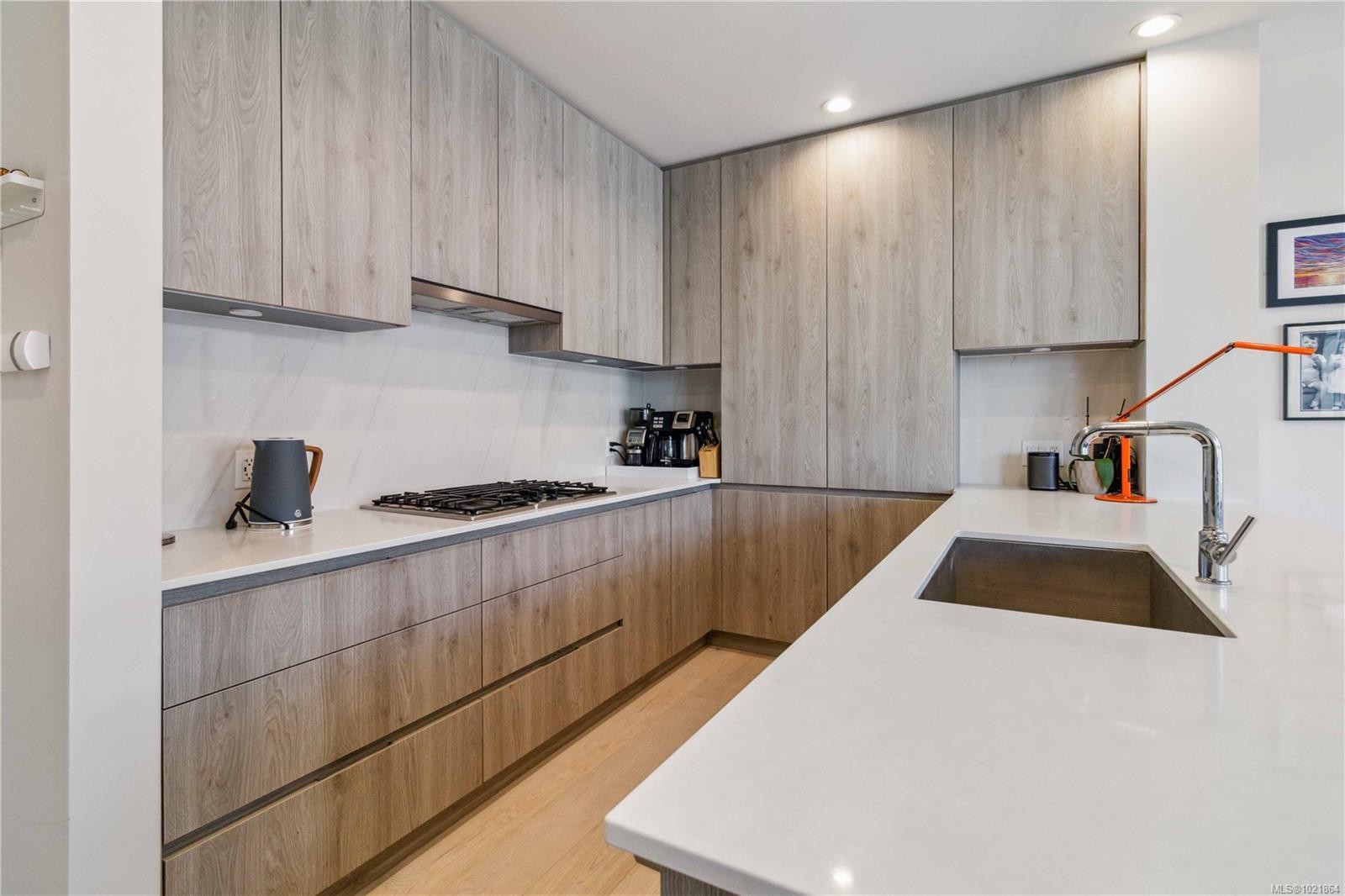 601-501 Park Pl, Esquimalt, BC - Indoor Photo Showing Kitchen