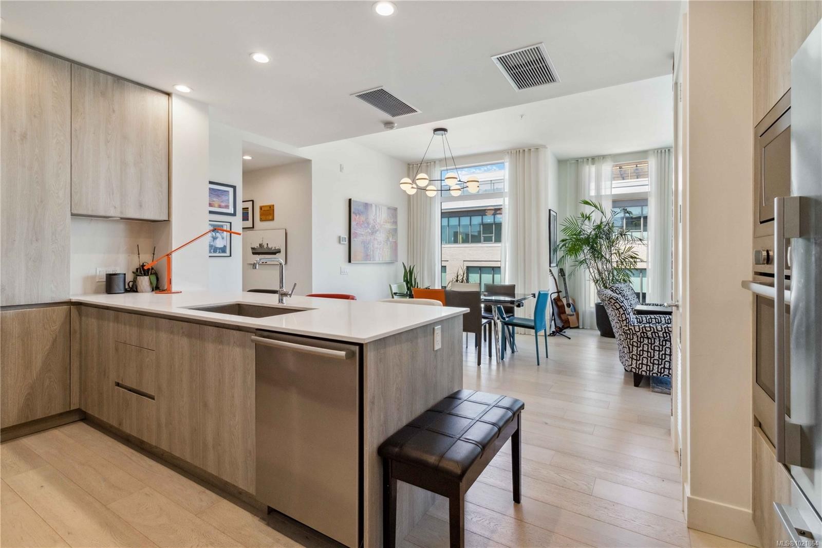 601-501 Park Pl, Esquimalt, BC - Indoor Photo Showing Kitchen