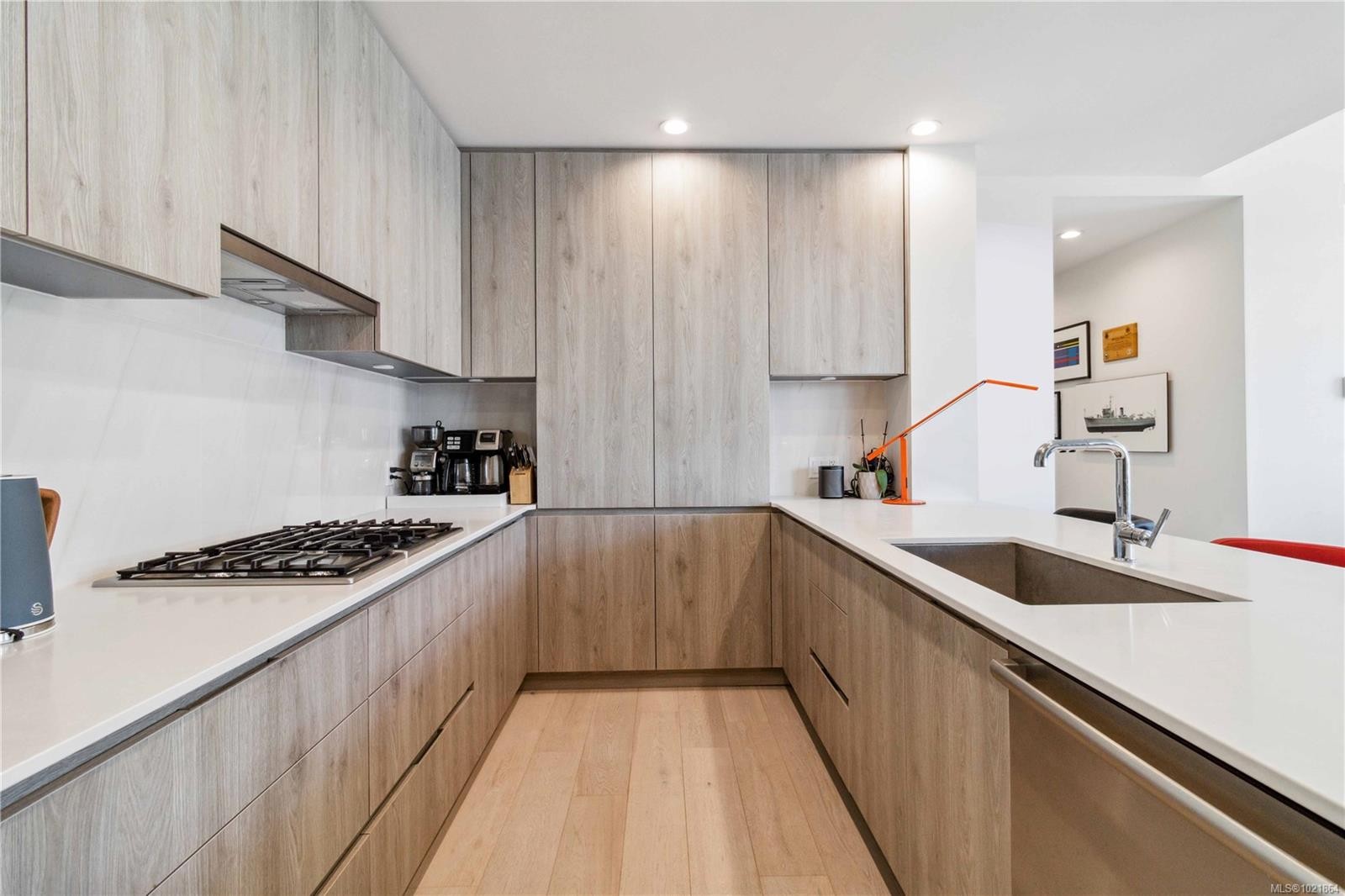 601-501 Park Pl, Esquimalt, BC - Indoor Photo Showing Kitchen With Upgraded Kitchen
