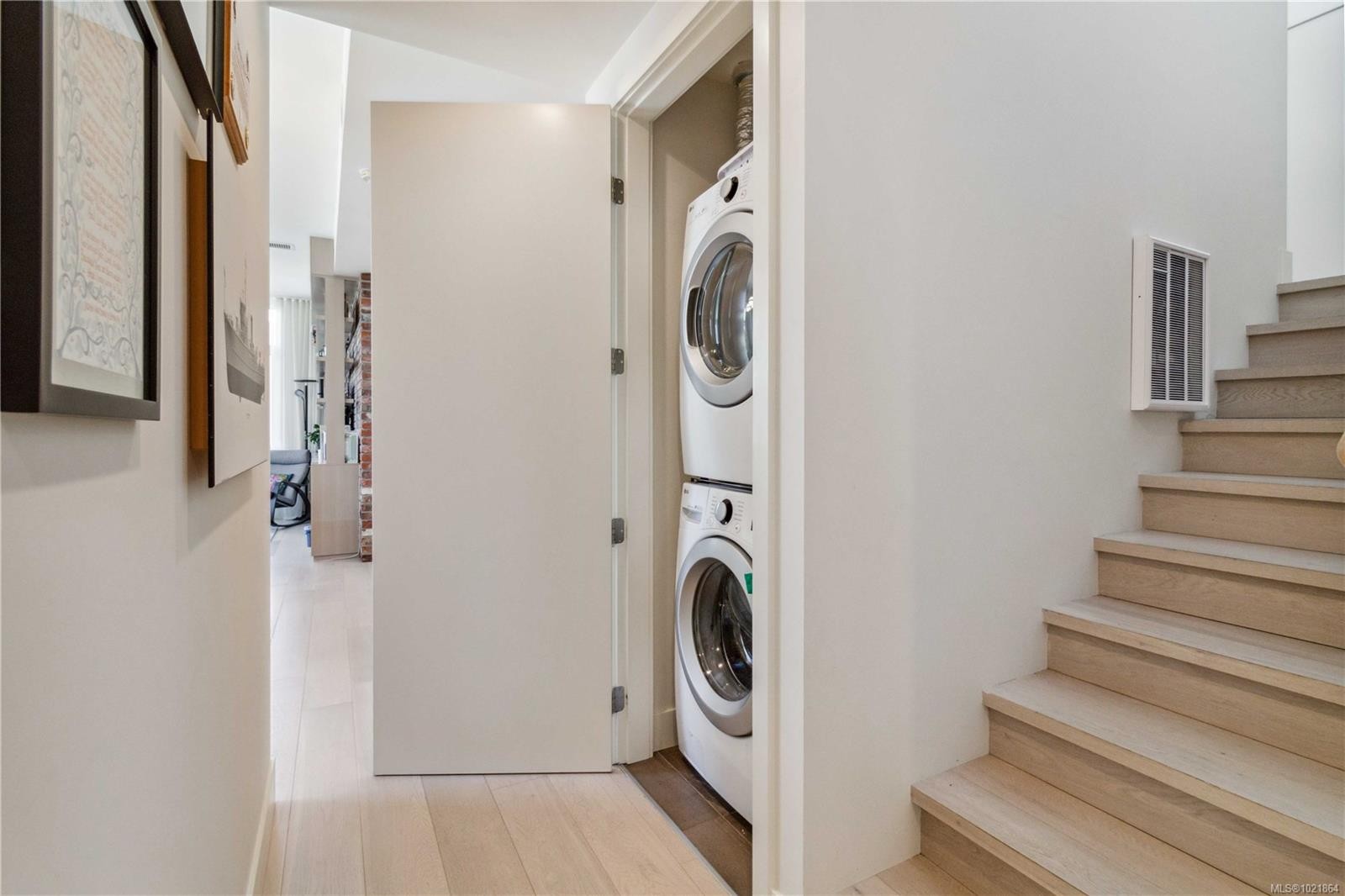 601-501 Park Pl, Esquimalt, BC - Indoor Photo Showing Laundry Room