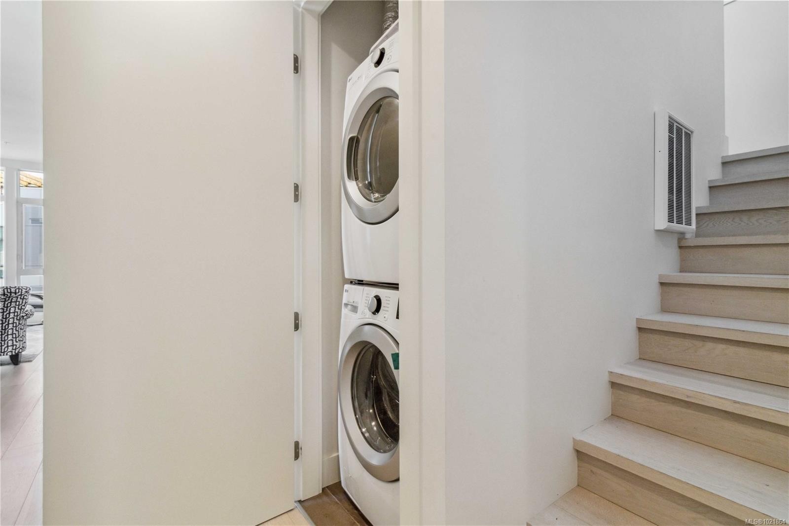 601-501 Park Pl, Esquimalt, BC - Indoor Photo Showing Laundry Room