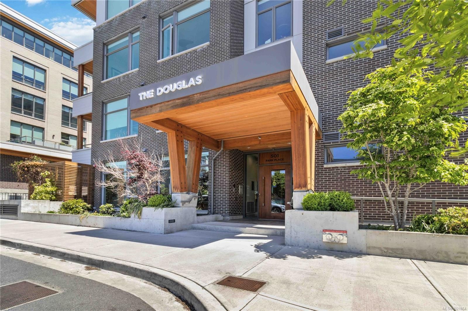 601-501 Park Pl, Esquimalt, BC - Outdoor With Facade