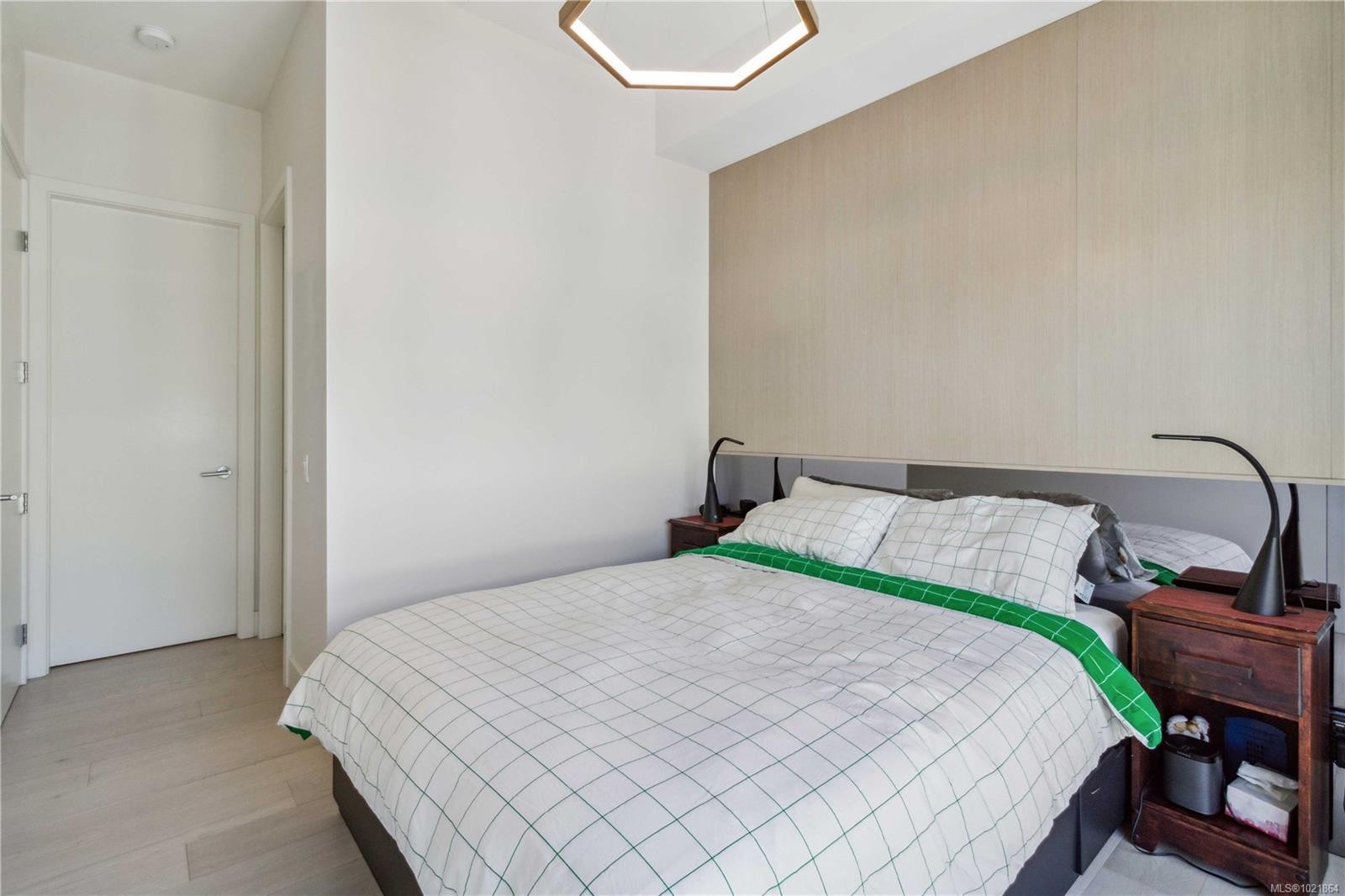 601-501 Park Pl, Esquimalt, BC - Indoor Photo Showing Bedroom