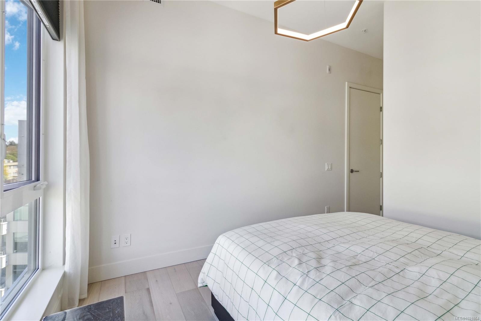 601-501 Park Pl, Esquimalt, BC - Indoor Photo Showing Bedroom