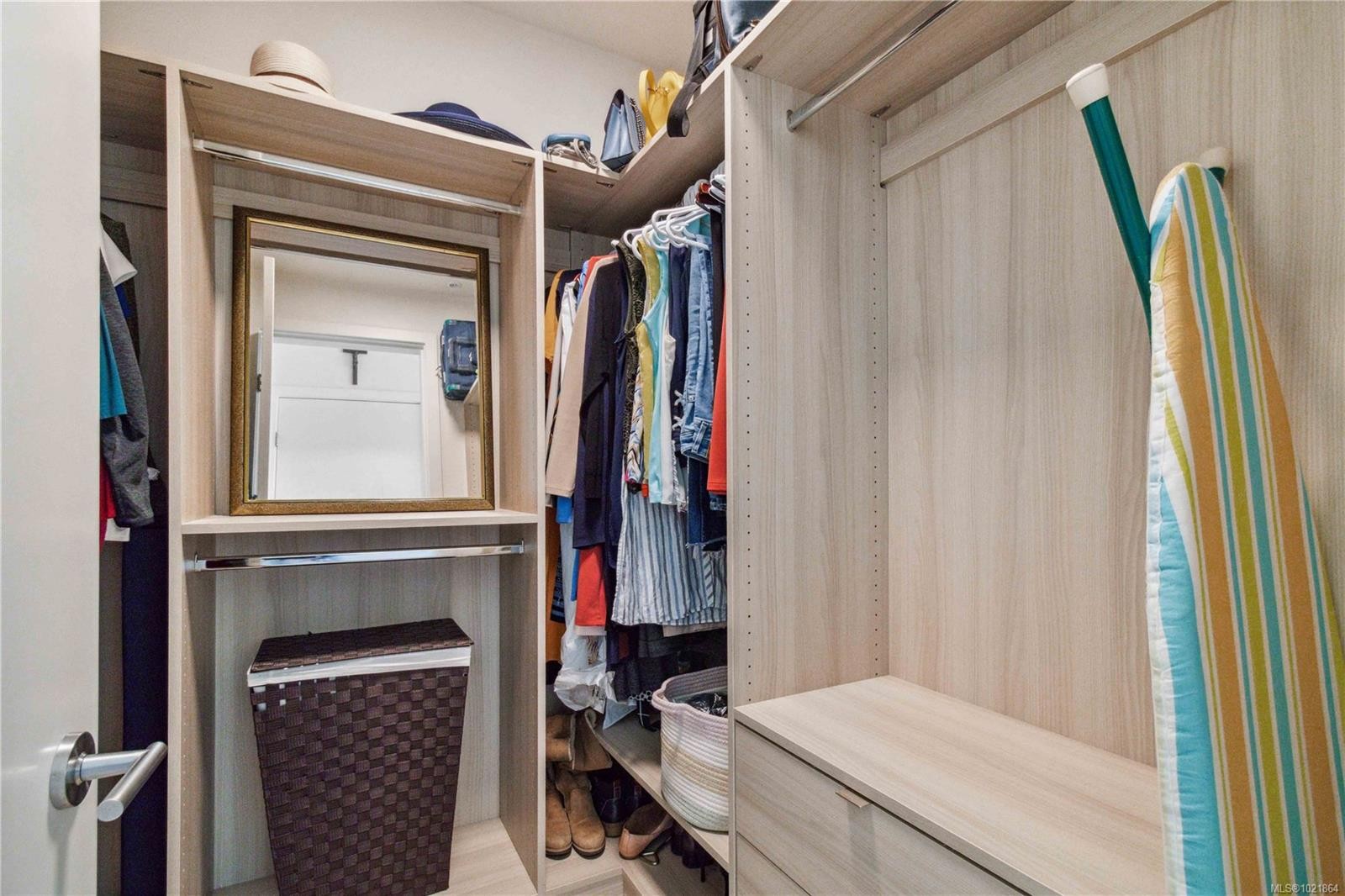 601-501 Park Pl, Esquimalt, BC - Indoor With Storage