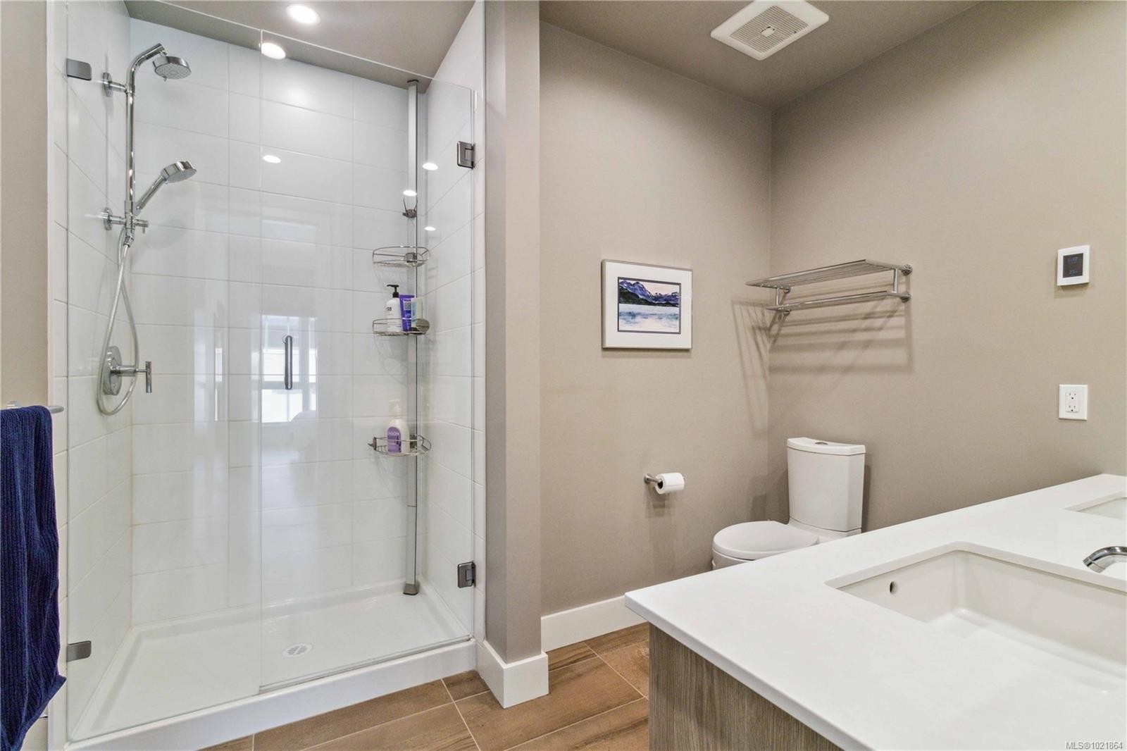 601-501 Park Pl, Esquimalt, BC - Indoor Photo Showing Bathroom