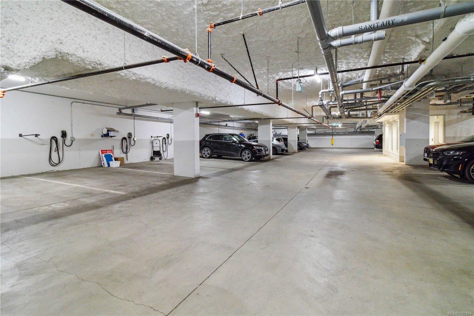 601-501 Park Pl, Esquimalt, BC - Indoor Photo Showing Garage