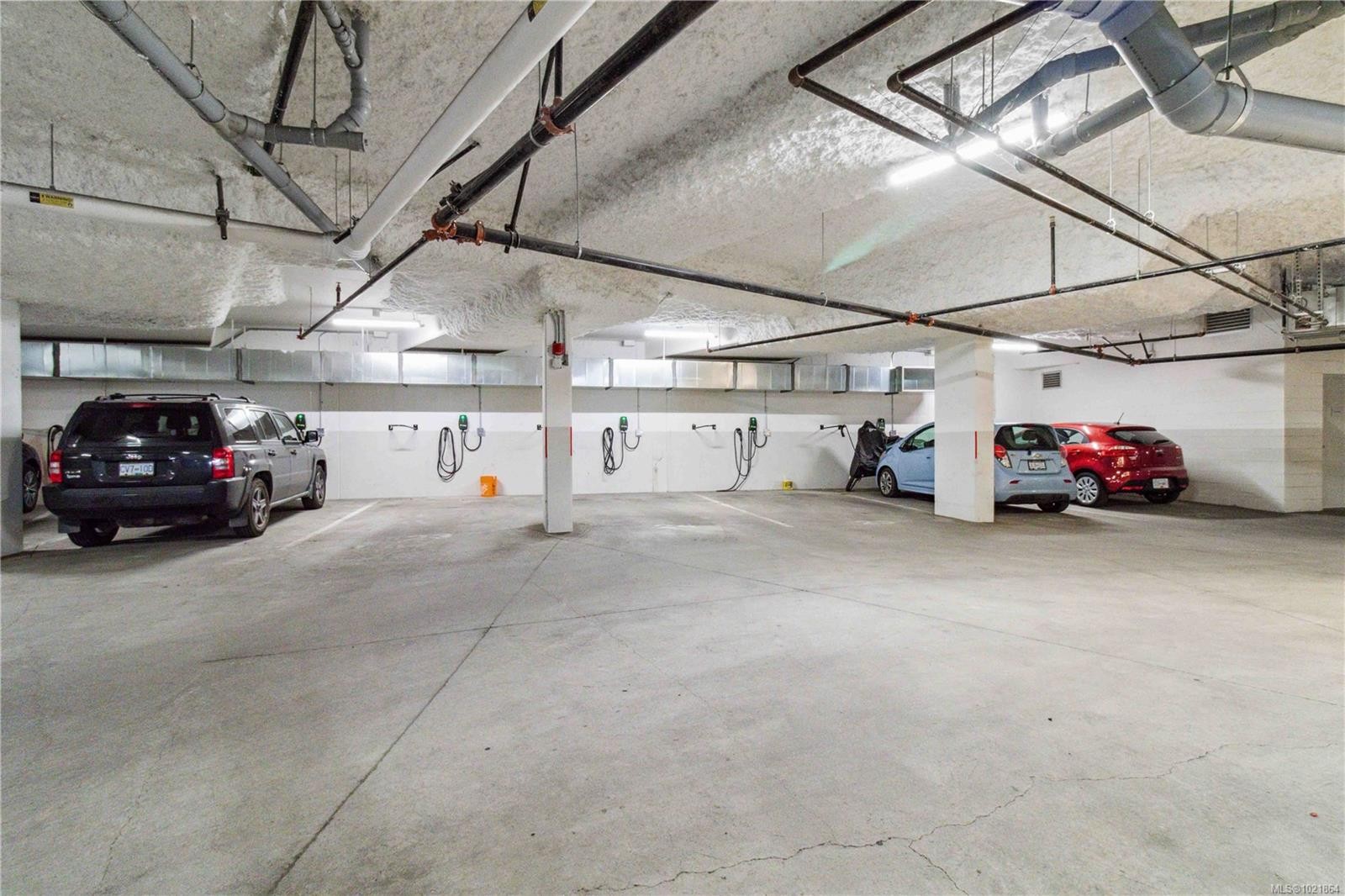 601-501 Park Pl, Esquimalt, BC - Indoor Photo Showing Garage