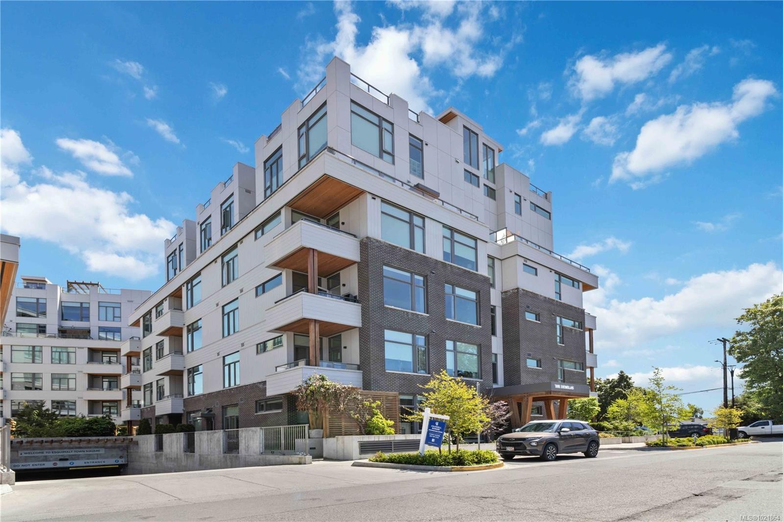 601-501 Park Pl, Esquimalt, BC - Outdoor With Facade