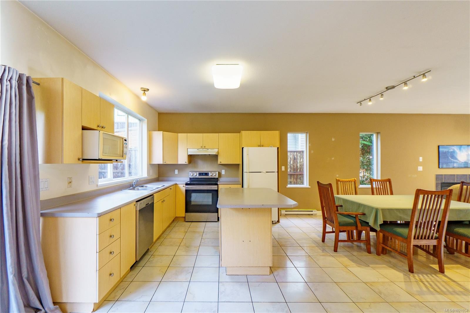 809 Ocean Park Dr, Tofino, BC