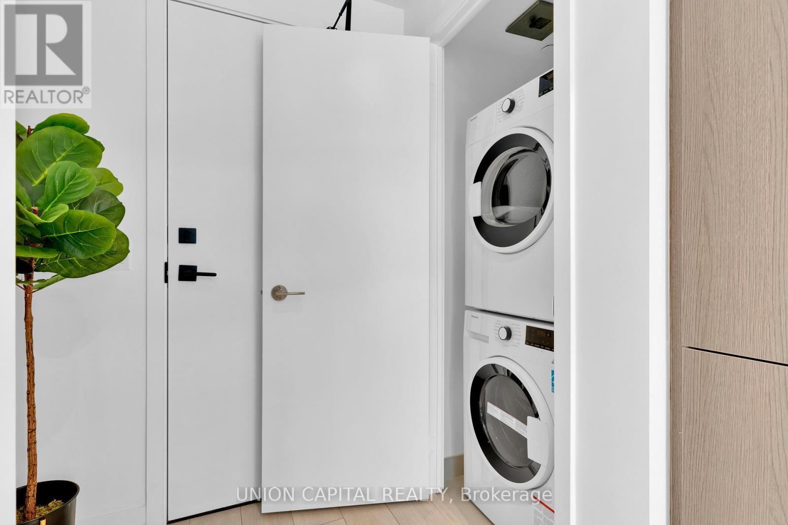 4606 - 55 Mercer Street, Toronto, ON - Indoor Photo Showing Laundry Room