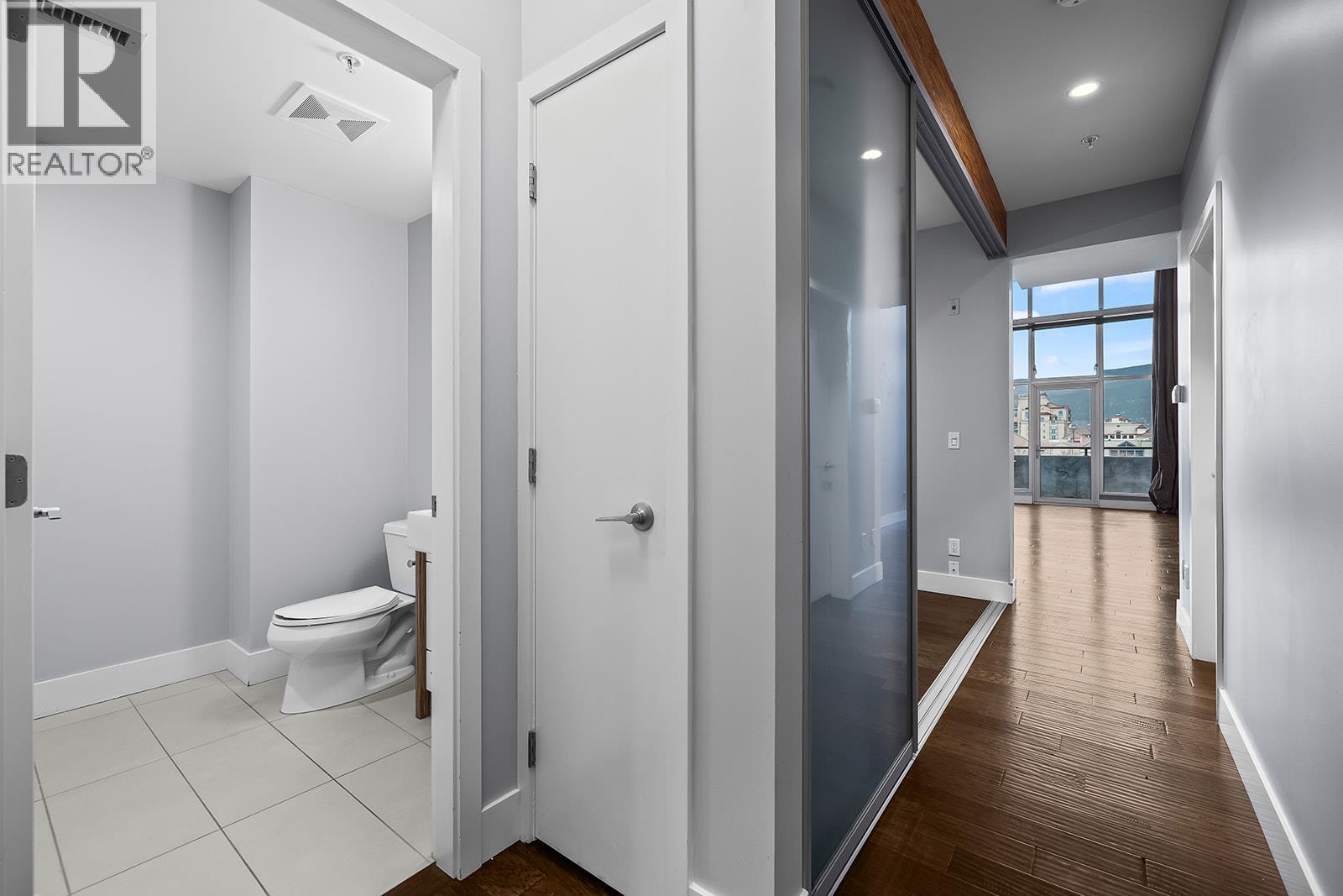 full bath on main - 1289 Ellis Street Unit# 411, Kelowna, BC - Indoor