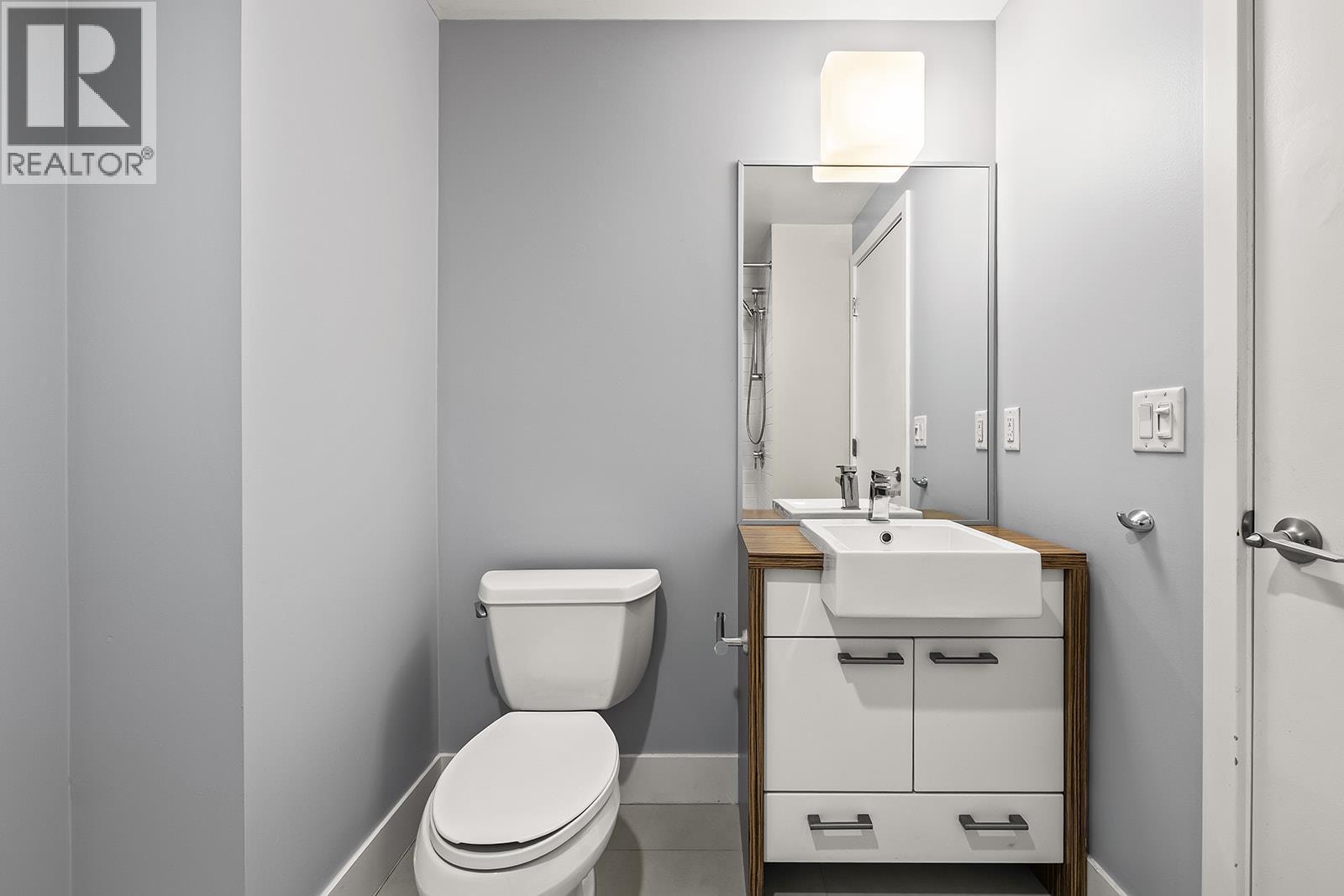 full bath on main - 1289 Ellis Street Unit# 411, Kelowna, BC - Indoor Photo Showing Bathroom