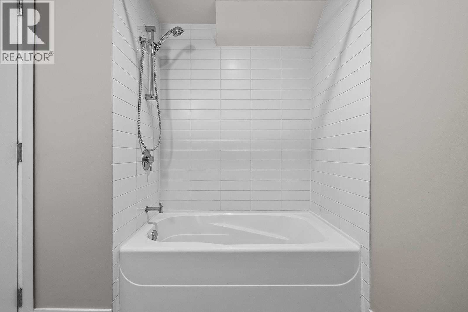 full bath on main - 1289 Ellis Street Unit# 411, Kelowna, BC - Indoor Photo Showing Bathroom